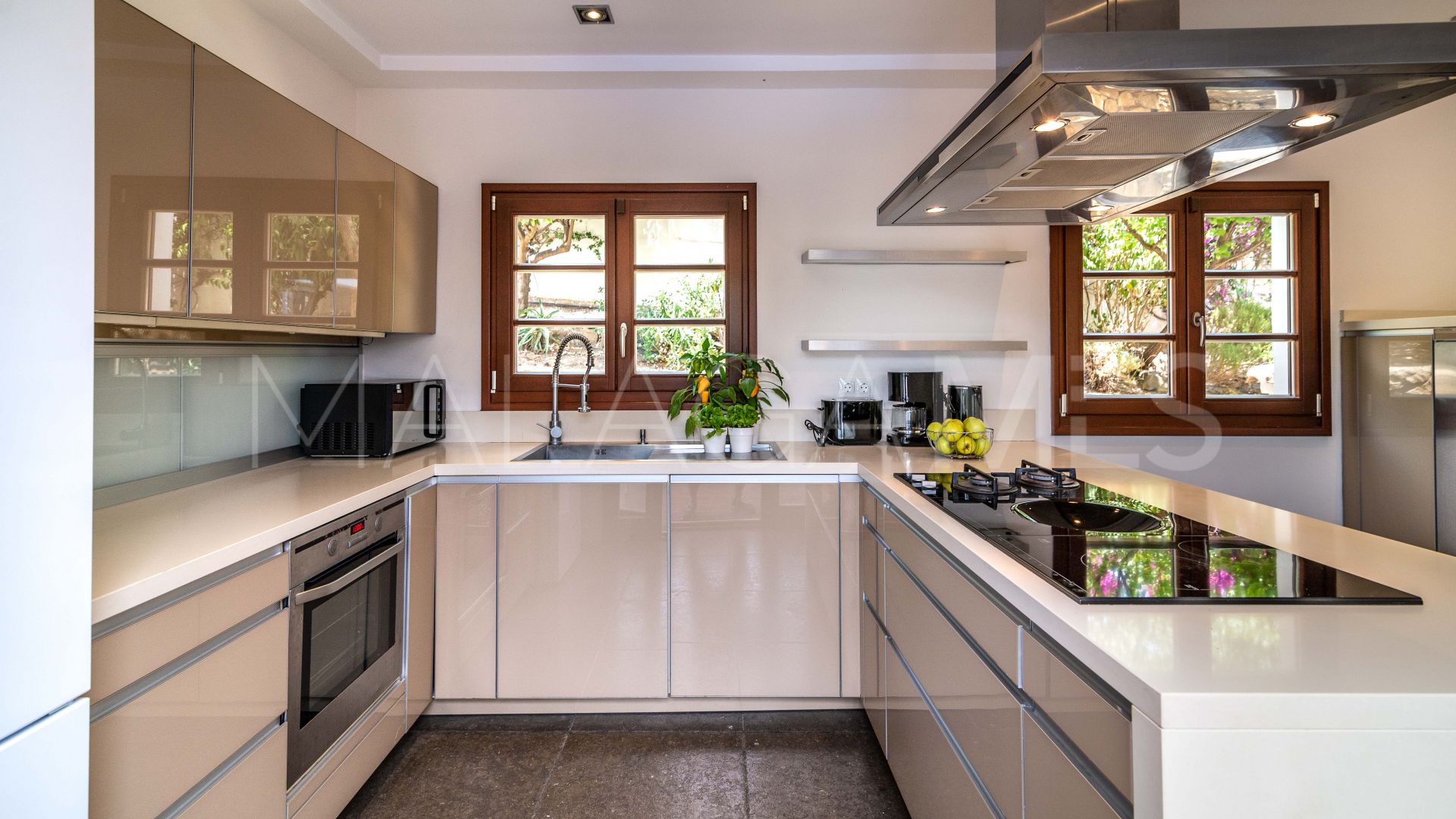 Villa for sale in Nueva Andalucia