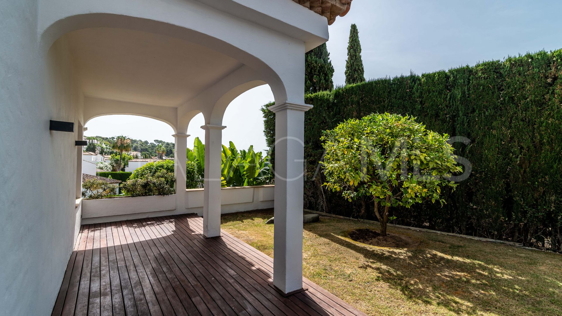 Villa for sale in Nueva Andalucia