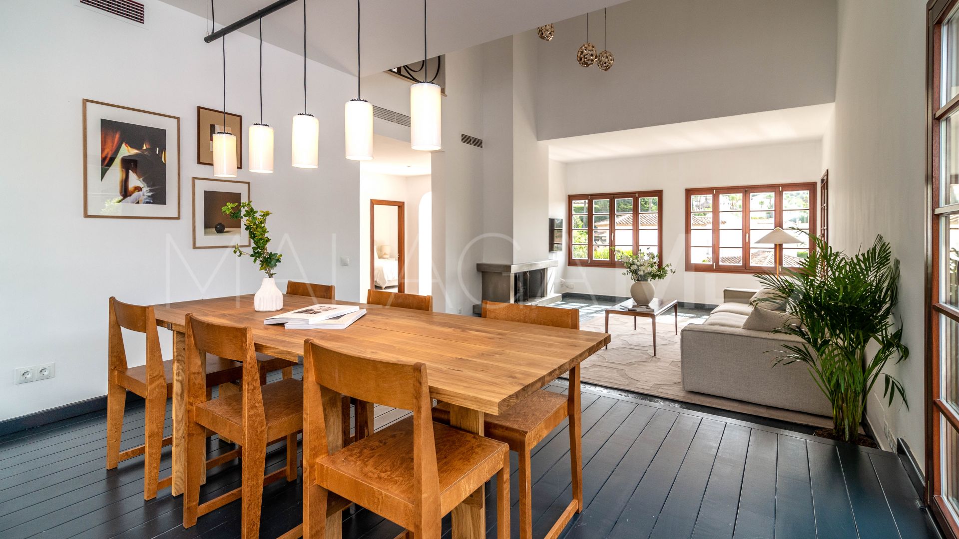 Villa for sale in Nueva Andalucia