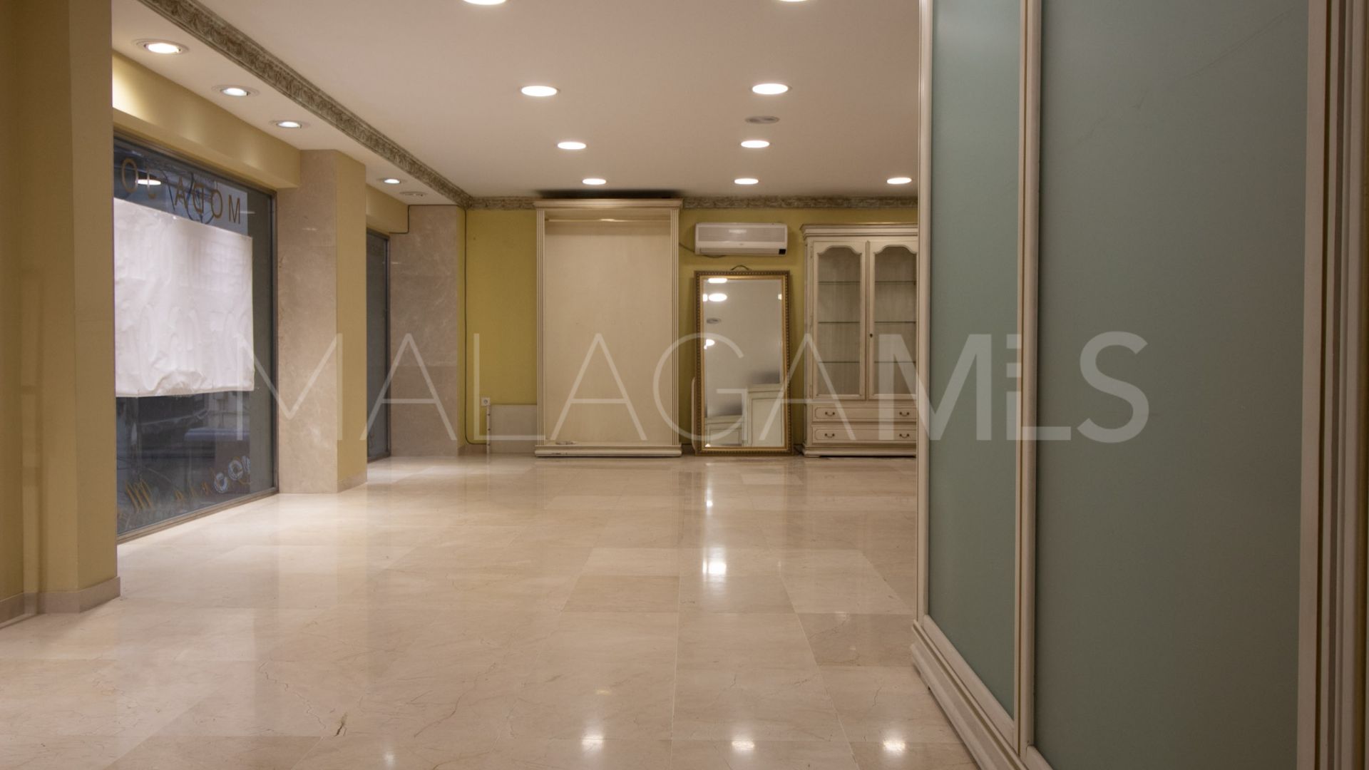 Commercial premises with 2 bedrooms for sale in Centro Histórico