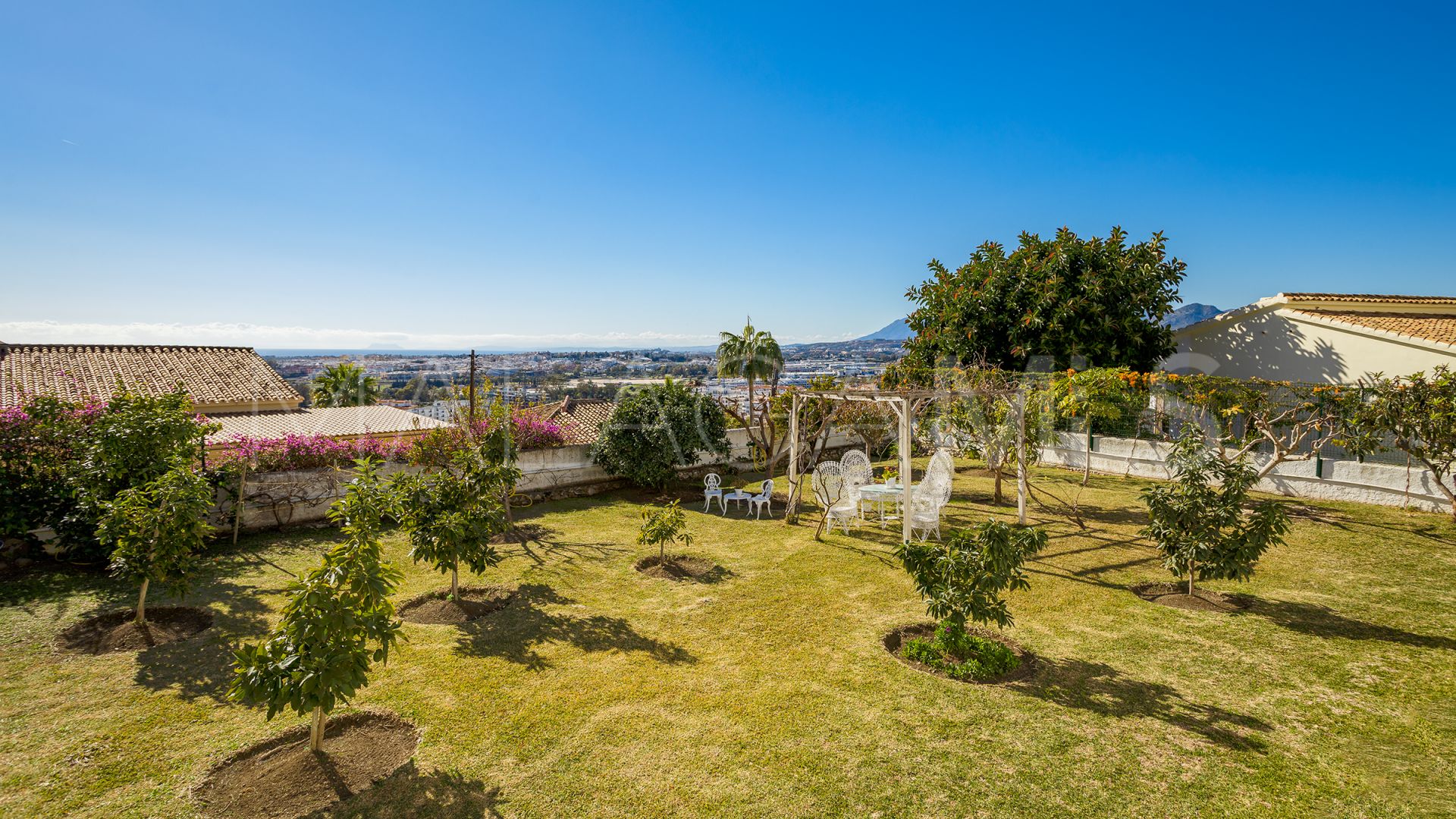 Villa for sale in Nueva Andalucia