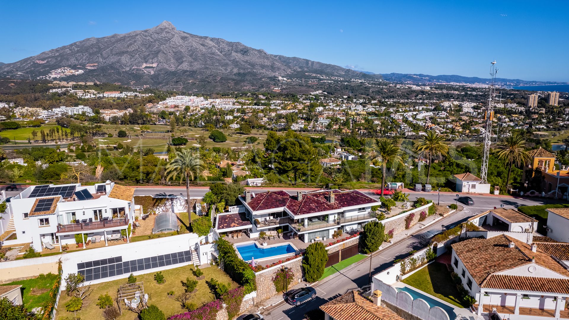 Villa for sale in Nueva Andalucia