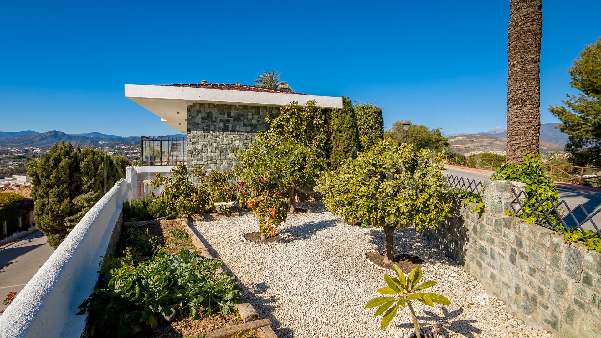 Villa for sale in Nueva Andalucia