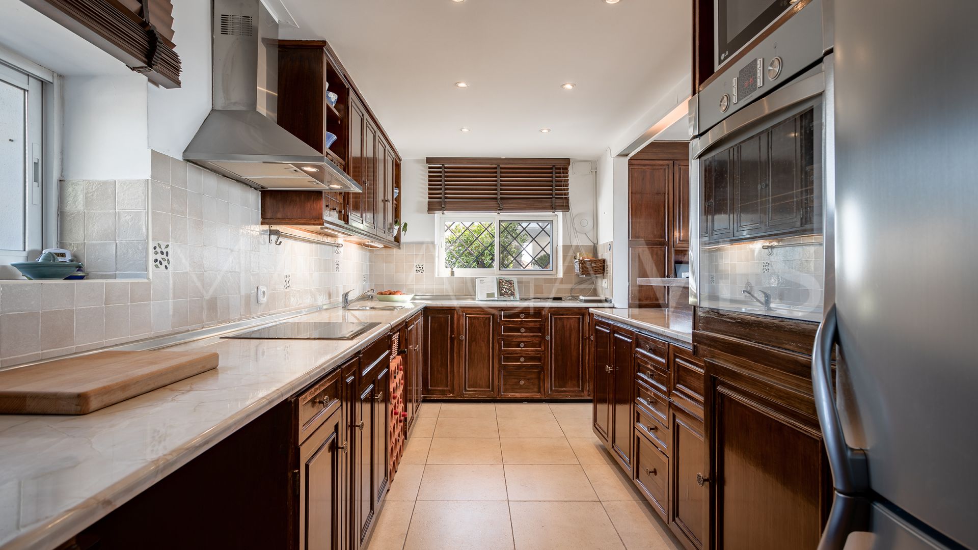 Villa for sale in Nueva Andalucia