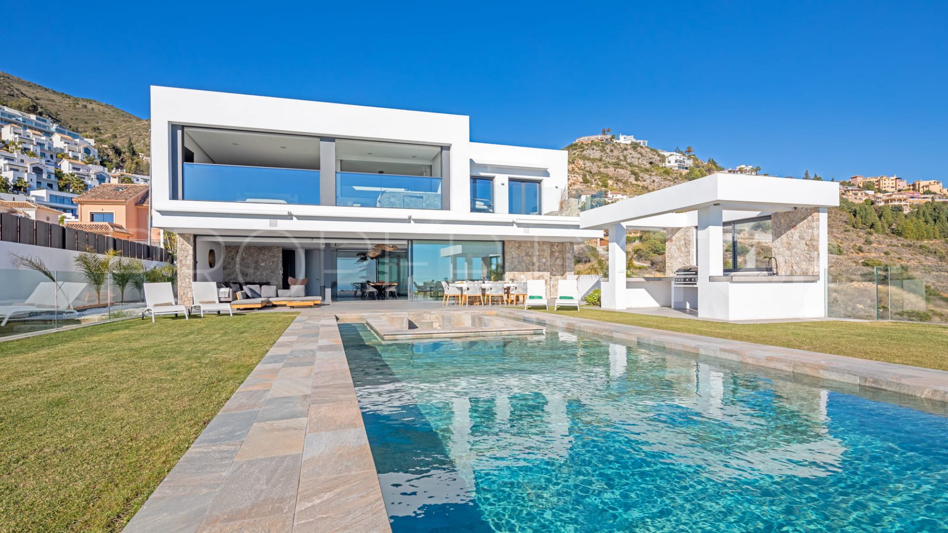 Villas y Chalets con piscina privada en venta en La Capellania, Benalmadena