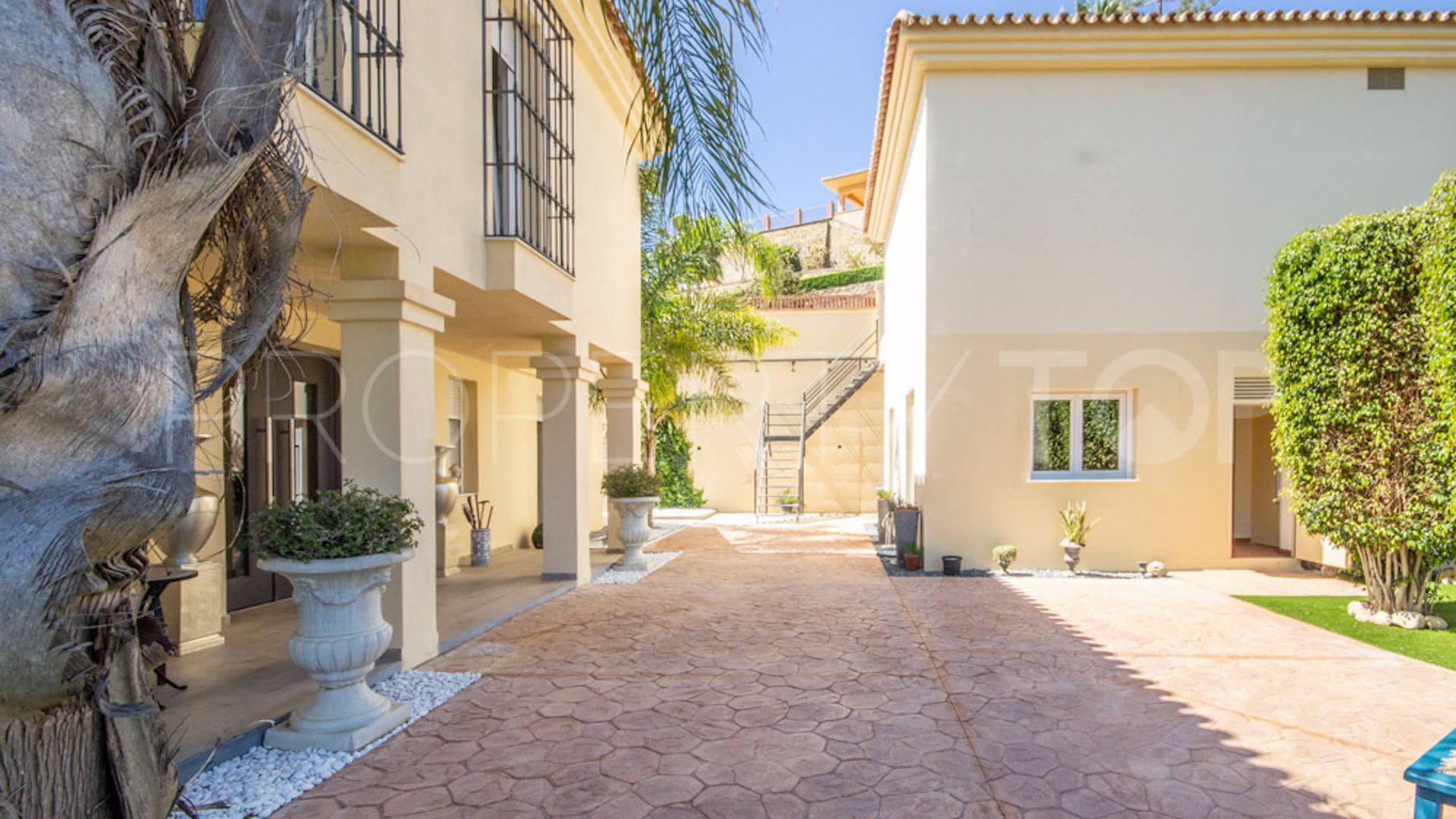 Buy villa in Calahonda