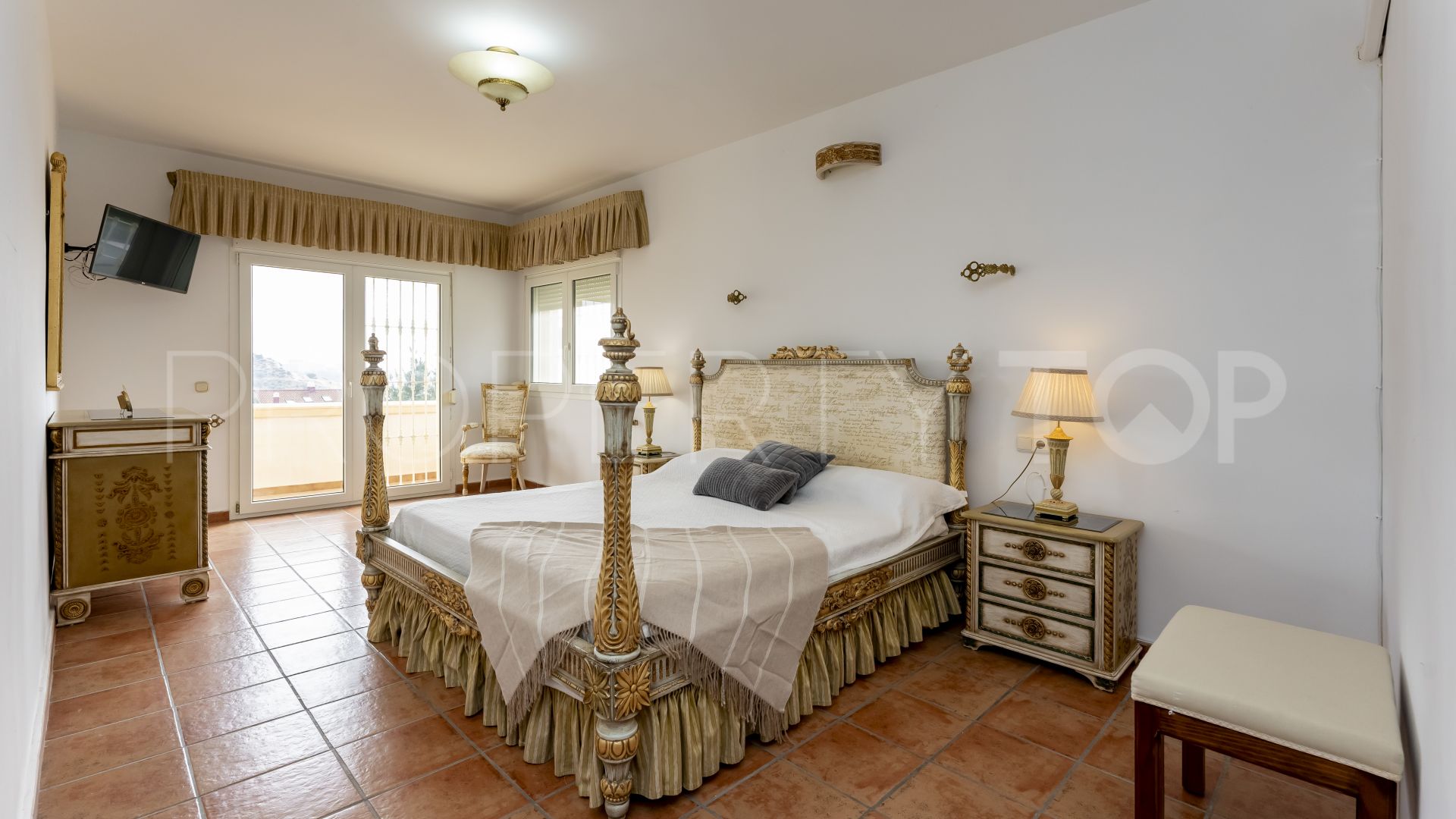 Villa en venta de 6 dormitorios en Torrequebrada