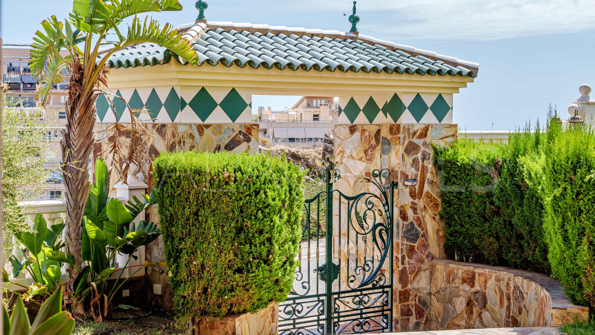 Villa for sale in Nueva Torrequebrada