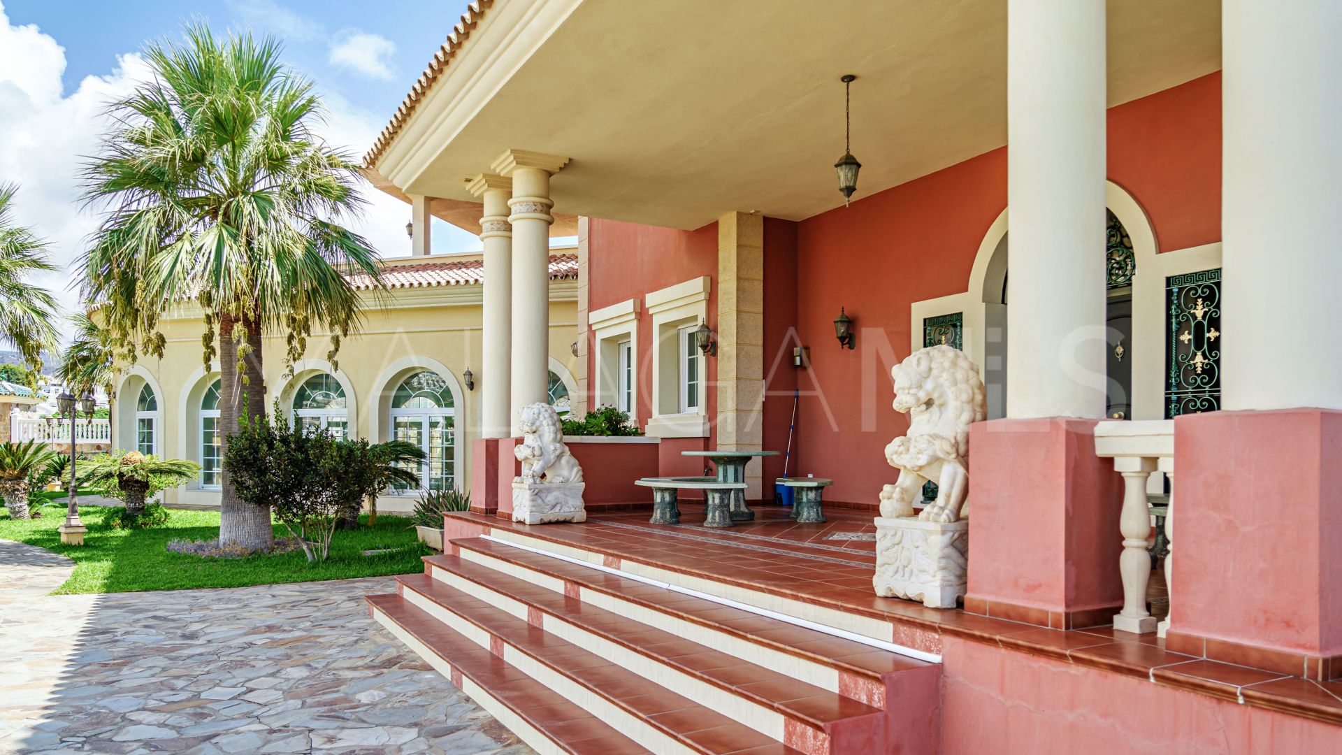 7 bedrooms villa for sale in Nueva Torrequebrada