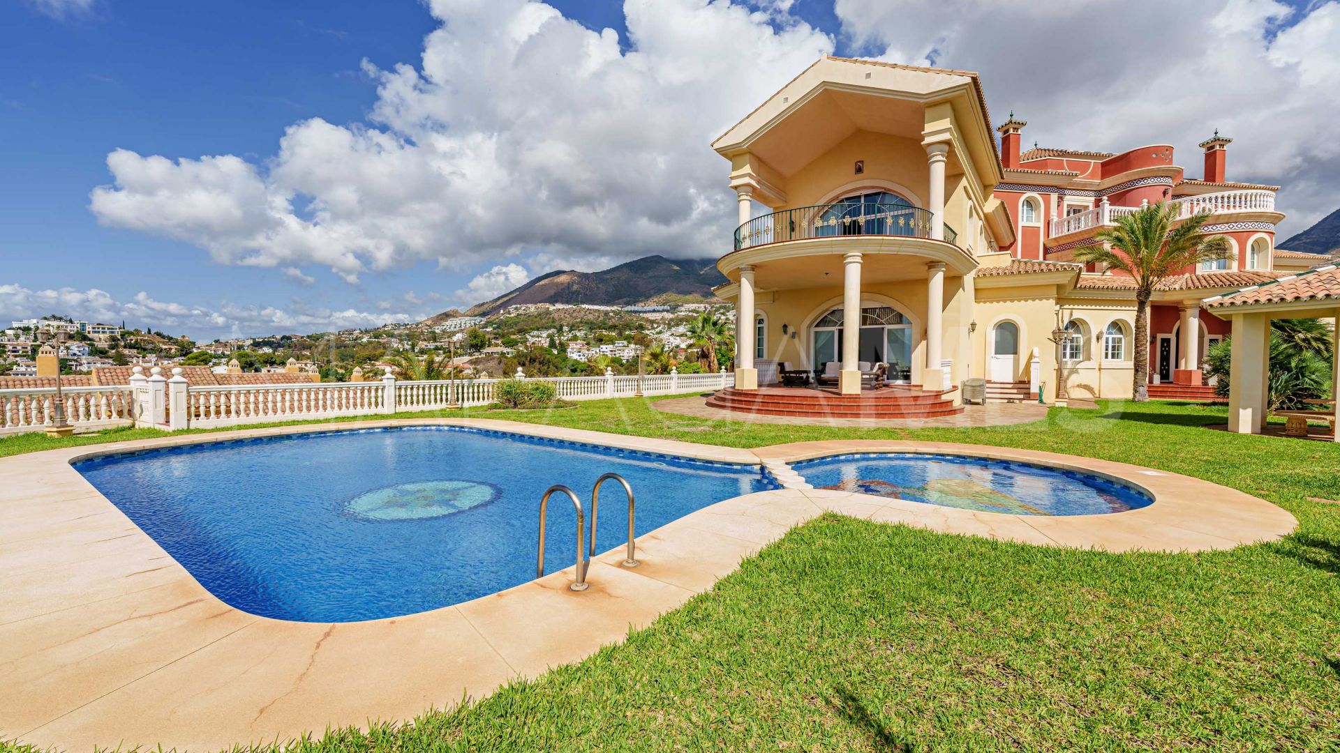 7 bedrooms villa for sale in Nueva Torrequebrada