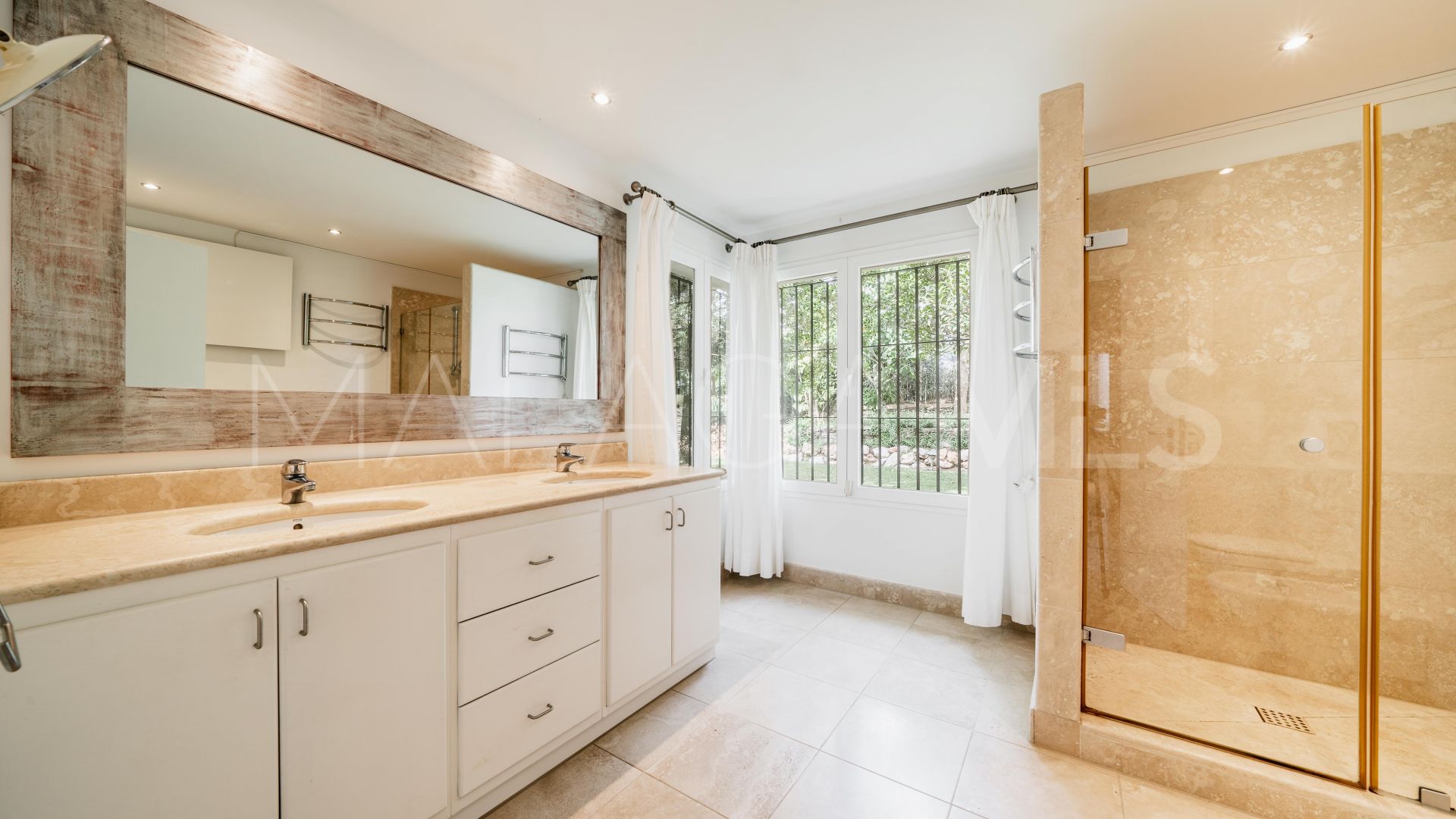 Villa for sale in Cascada de Camojan with 4 bedrooms
