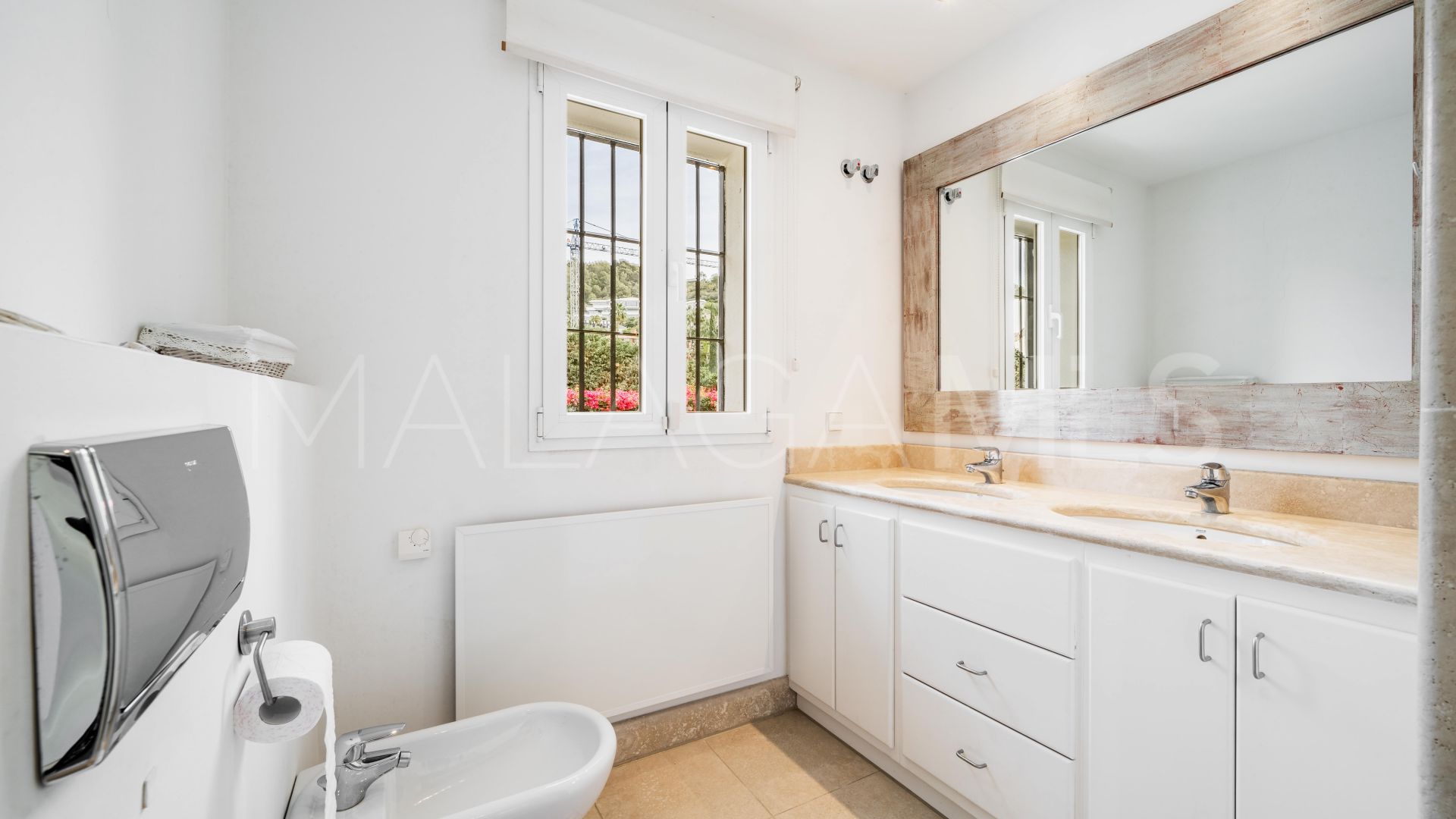 Villa for sale in Cascada de Camojan with 4 bedrooms