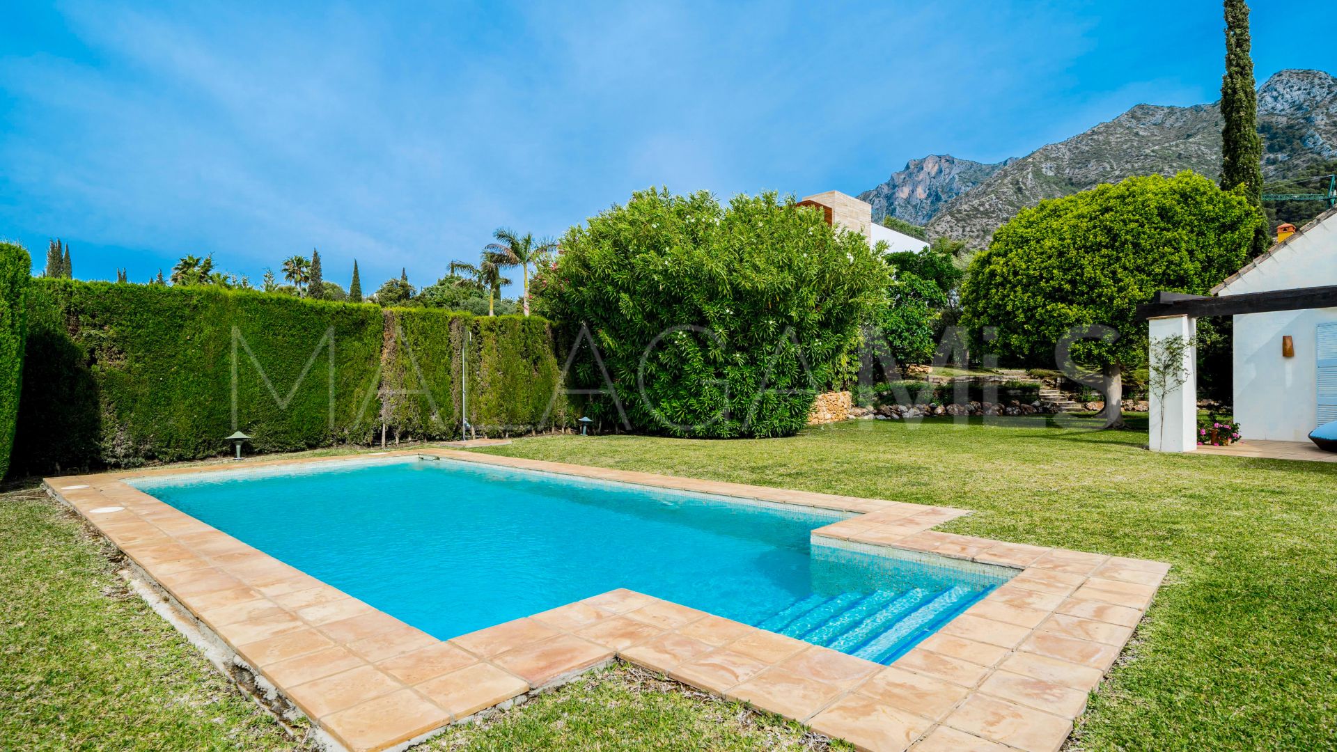 Villa for sale in Cascada de Camojan with 4 bedrooms