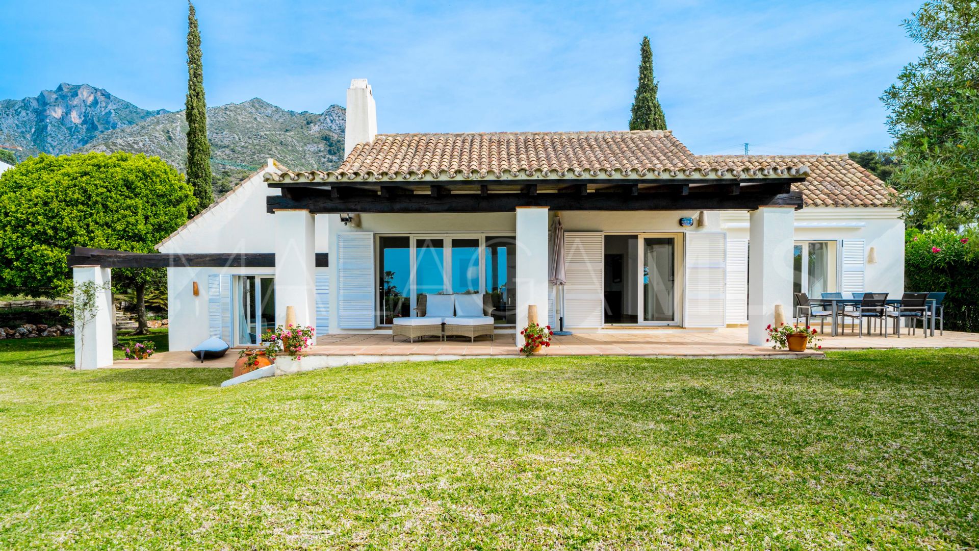 Villa for sale in Cascada de Camojan with 4 bedrooms