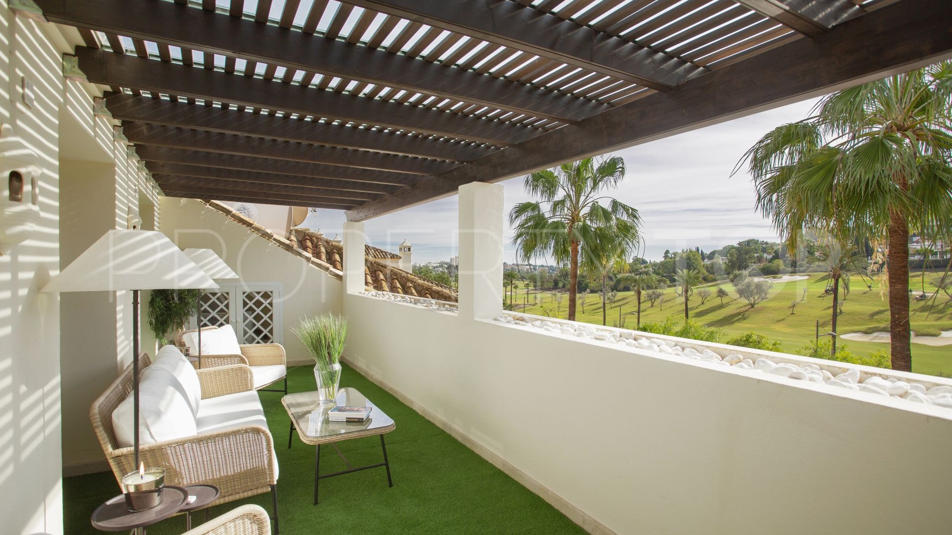 Duplex penthouse with 4 bedrooms for sale in Las Alamandas