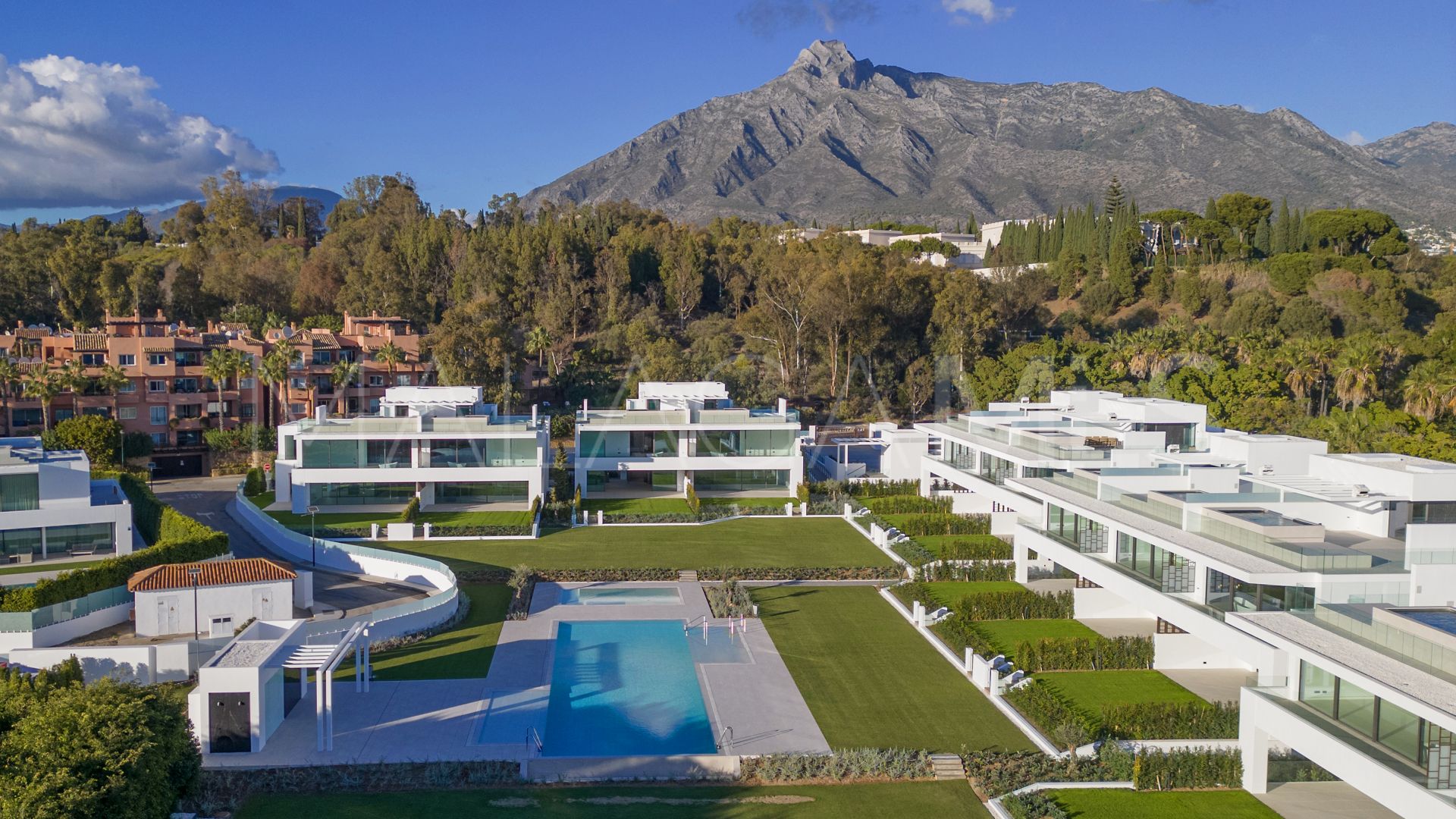 Villa jumelée for sale in Marbella Golden Mile