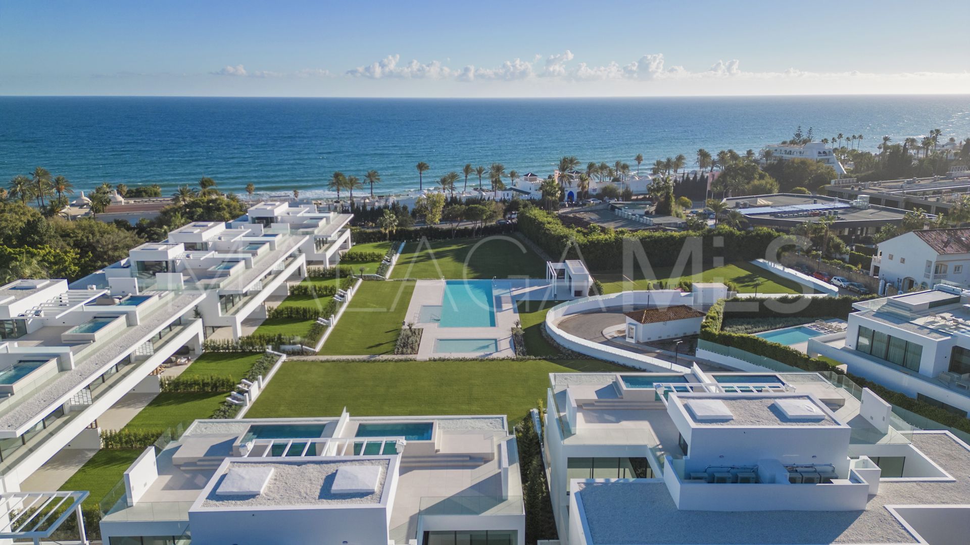 Marbella Golden Mile, villa pareada with 4 bedrooms for sale