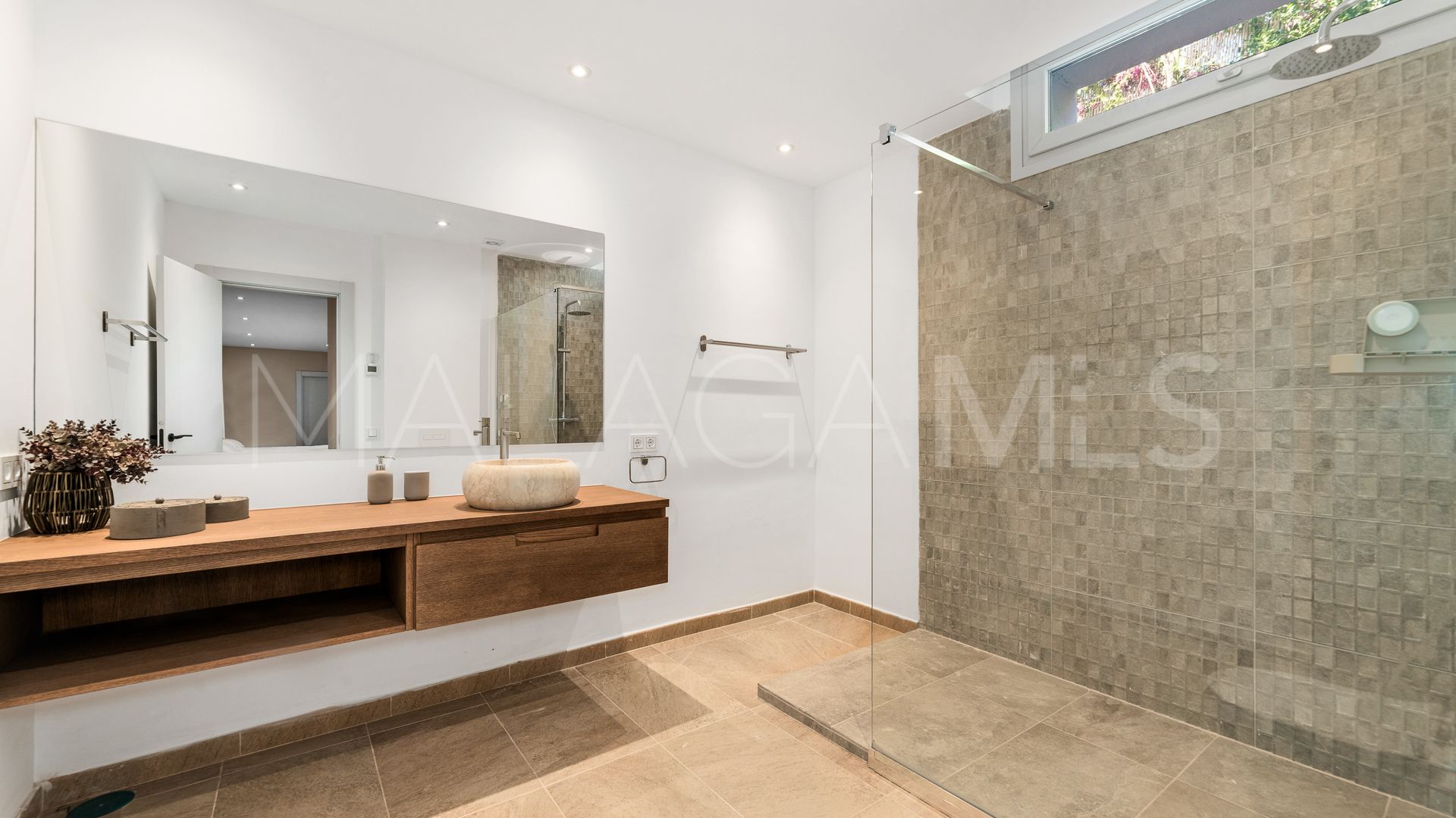 Buy villa in Linda Vista Baja with 5 bedrooms