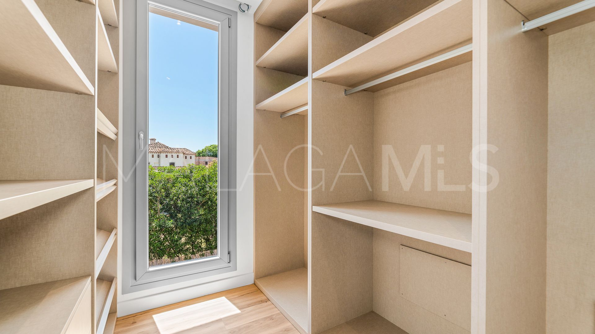 Buy villa in Linda Vista Baja with 5 bedrooms