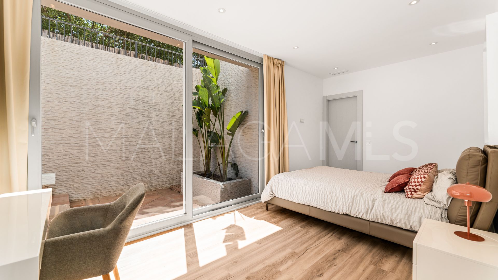 Buy villa in Linda Vista Baja with 5 bedrooms