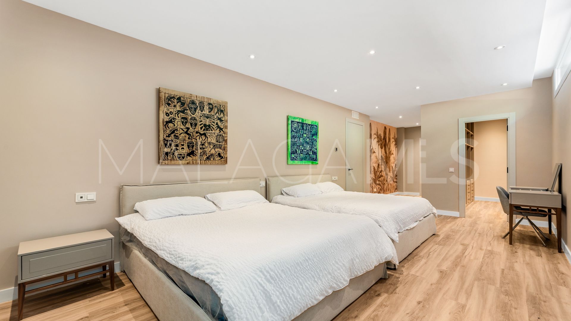 Buy villa in Linda Vista Baja with 5 bedrooms