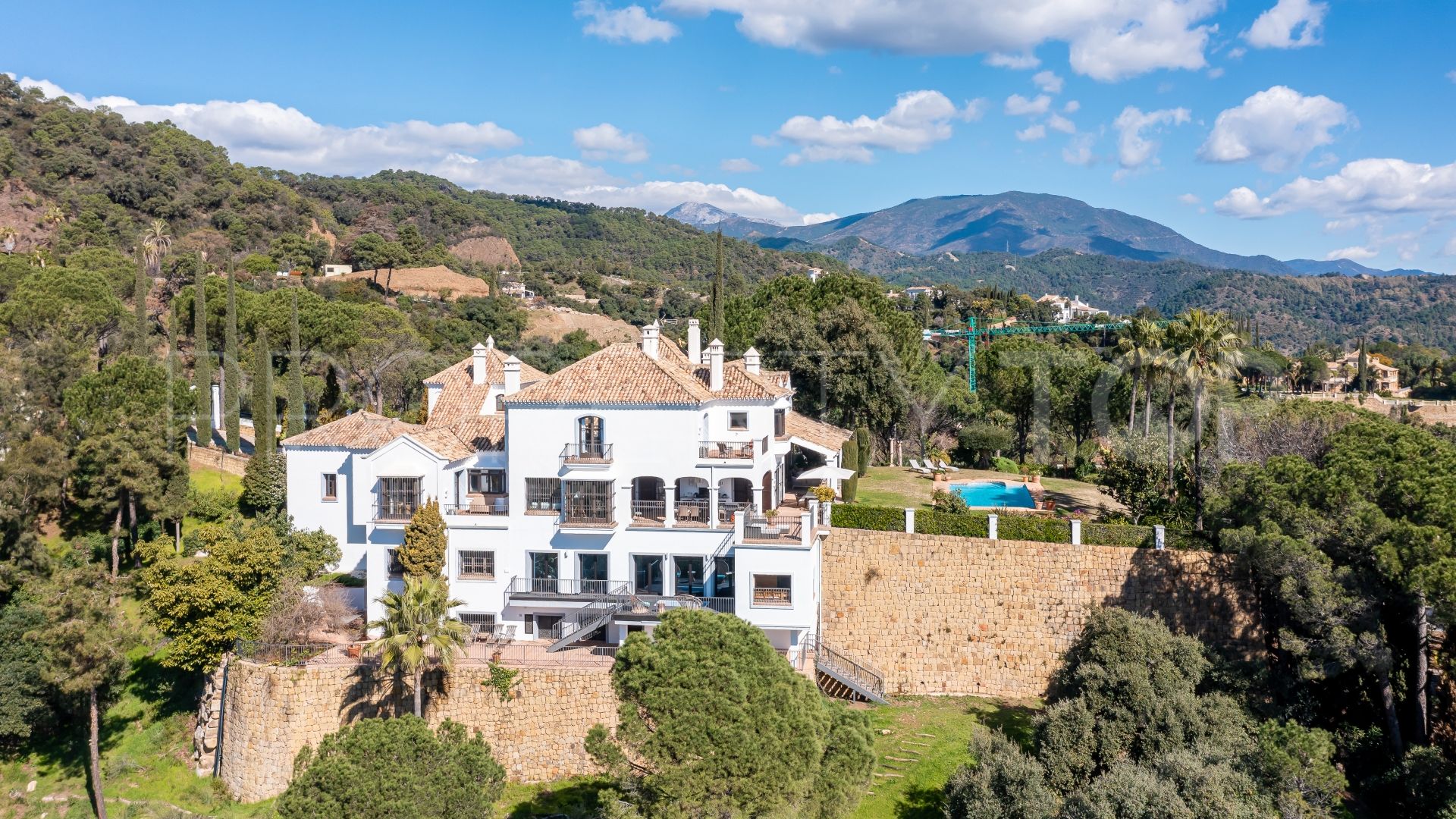 For sale El Madroñal villa with 7 bedrooms