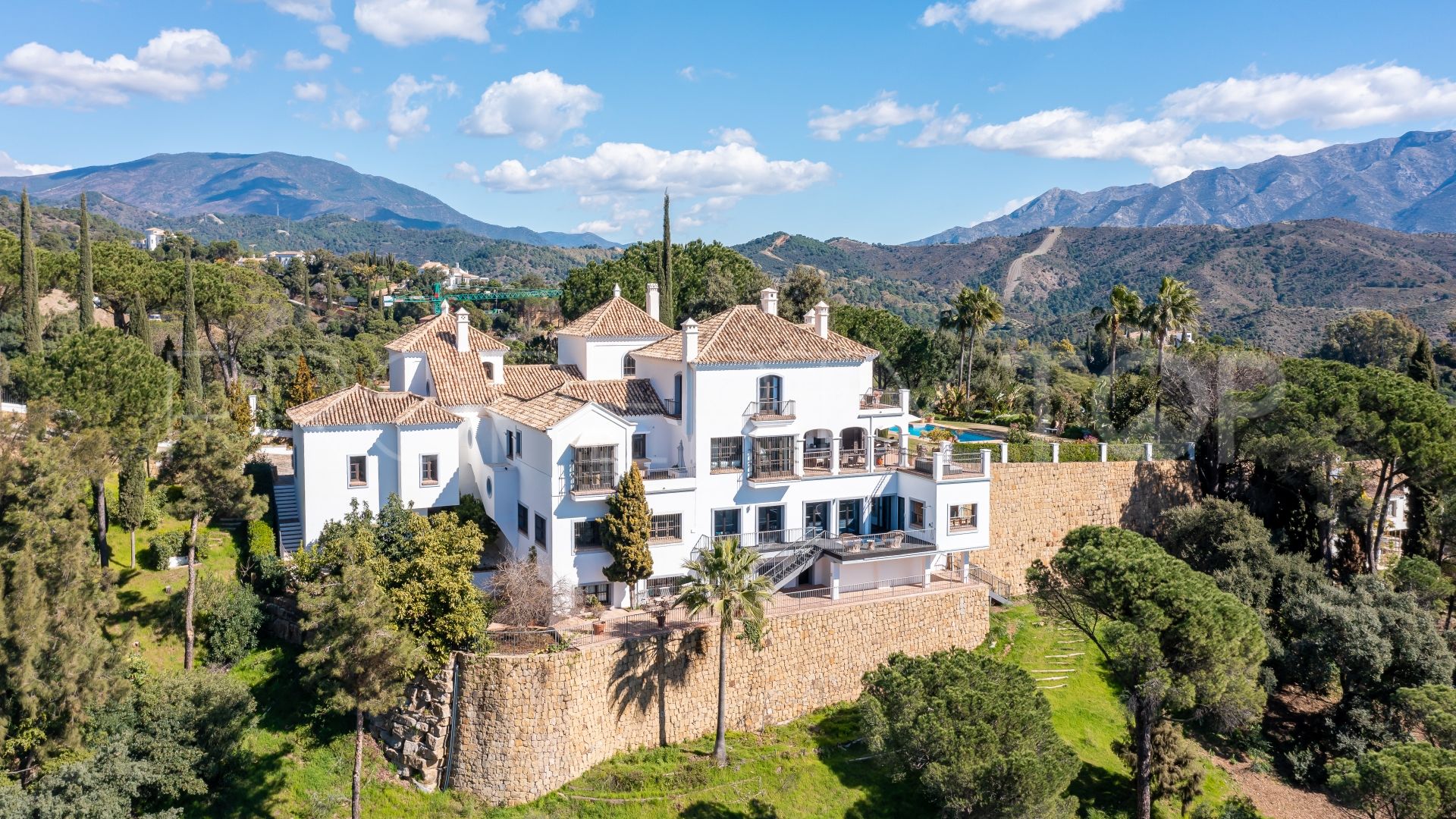 For sale El Madroñal villa with 7 bedrooms