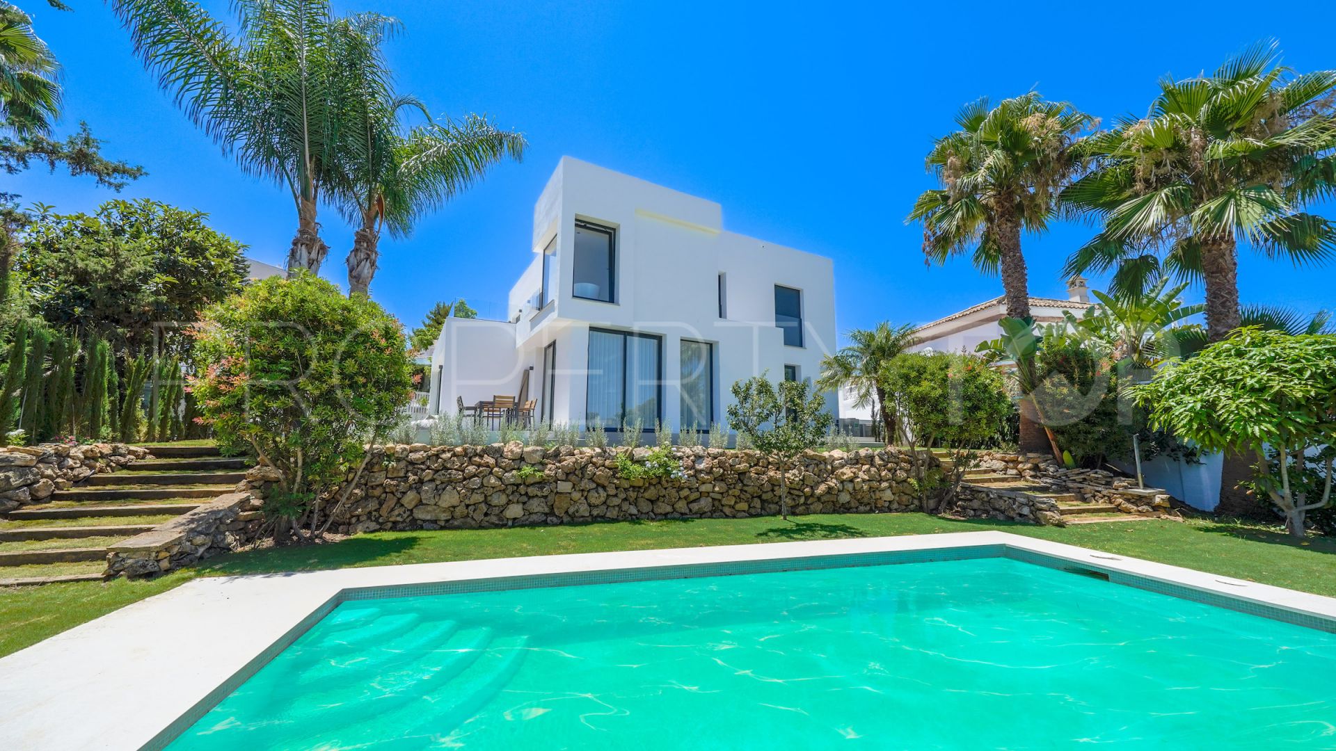 Villa en venta en Nueva Andalucia con 5 dormitorios