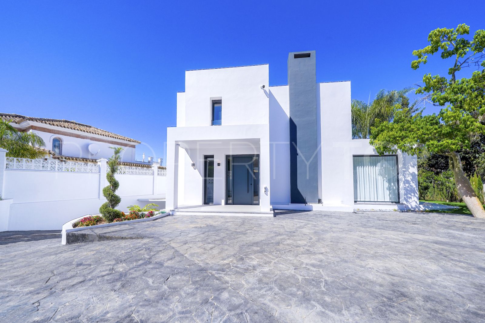 Villa en venta en Nueva Andalucia con 5 dormitorios