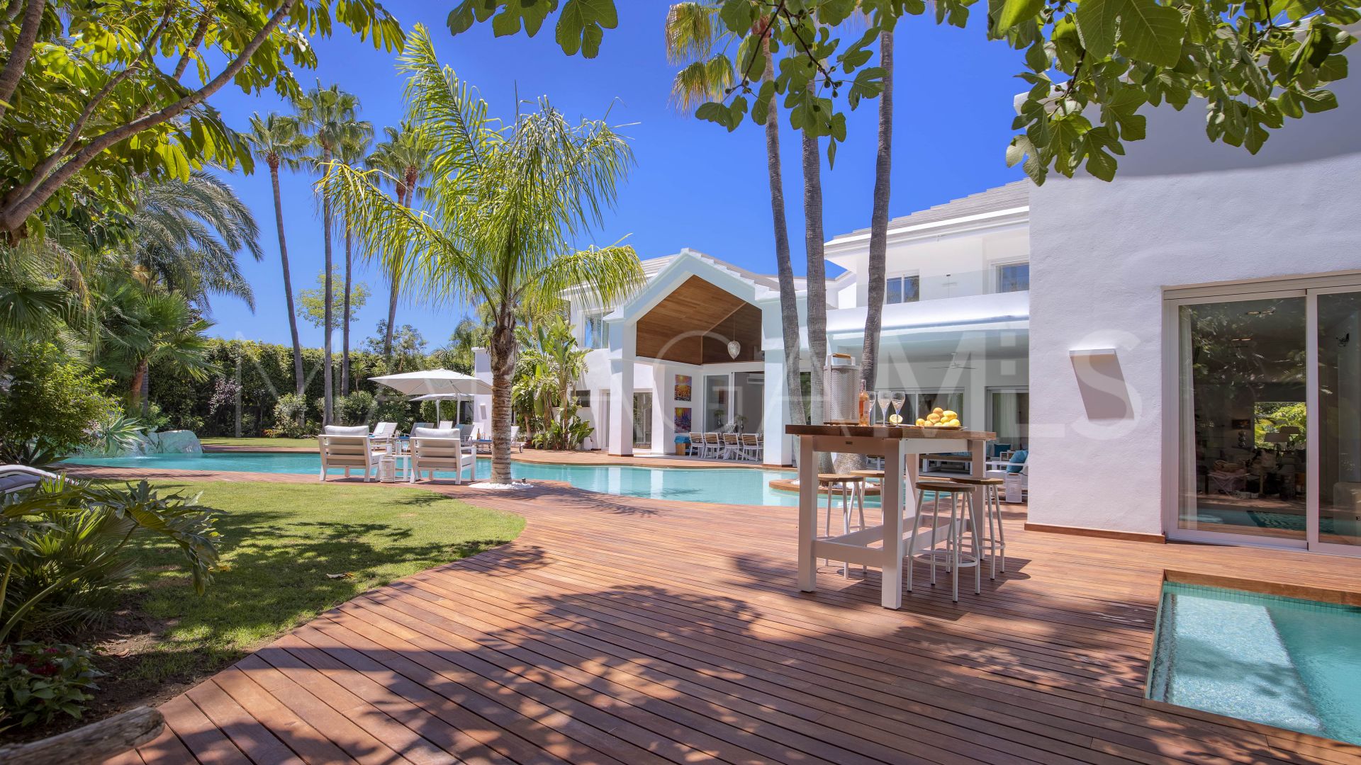 Villa for sale in Guadalmina Baja