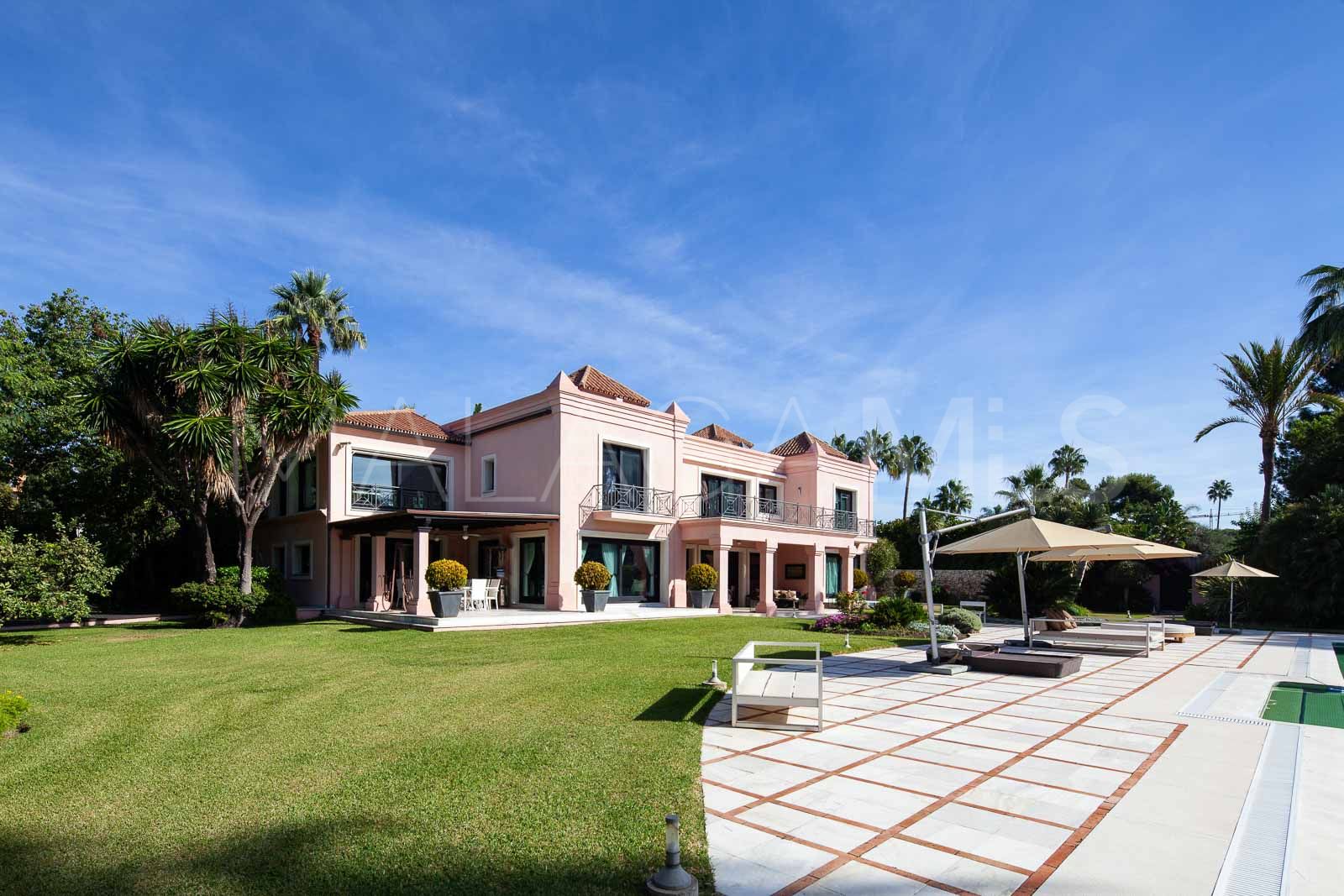 Villa for sale in Estepona