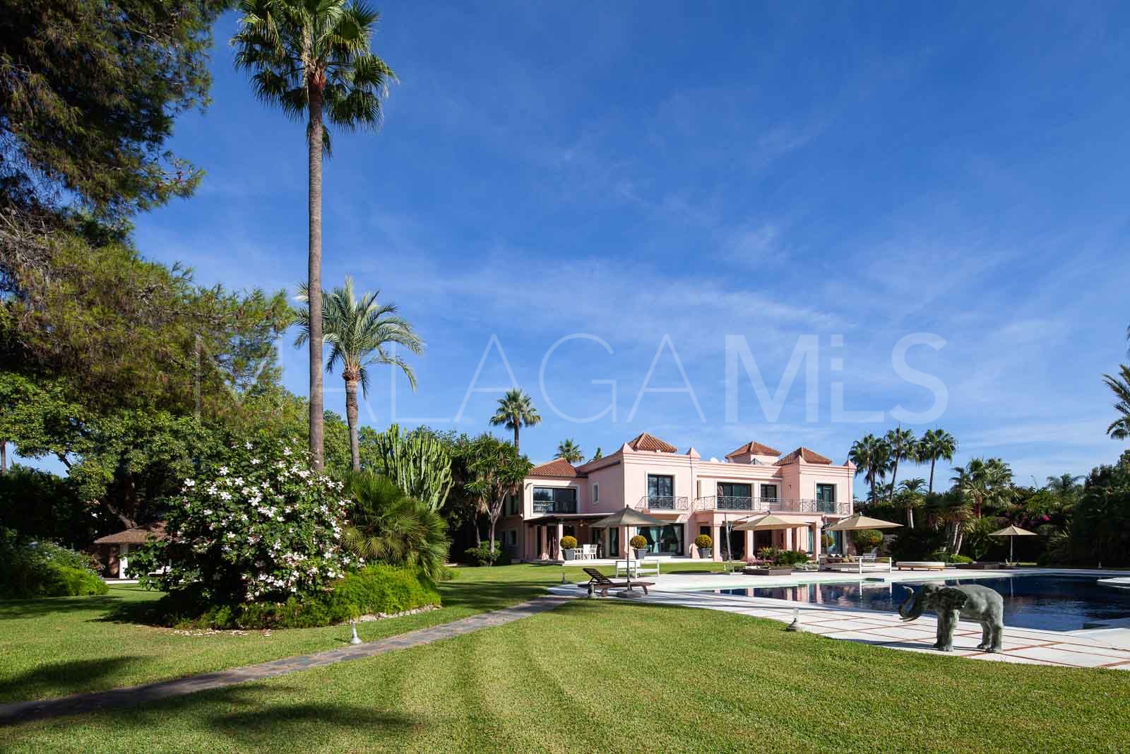 Villa for sale in Estepona