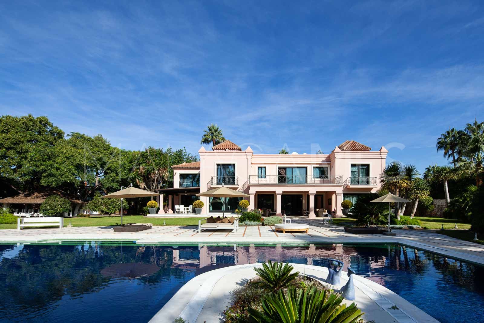 Villa for sale in Estepona