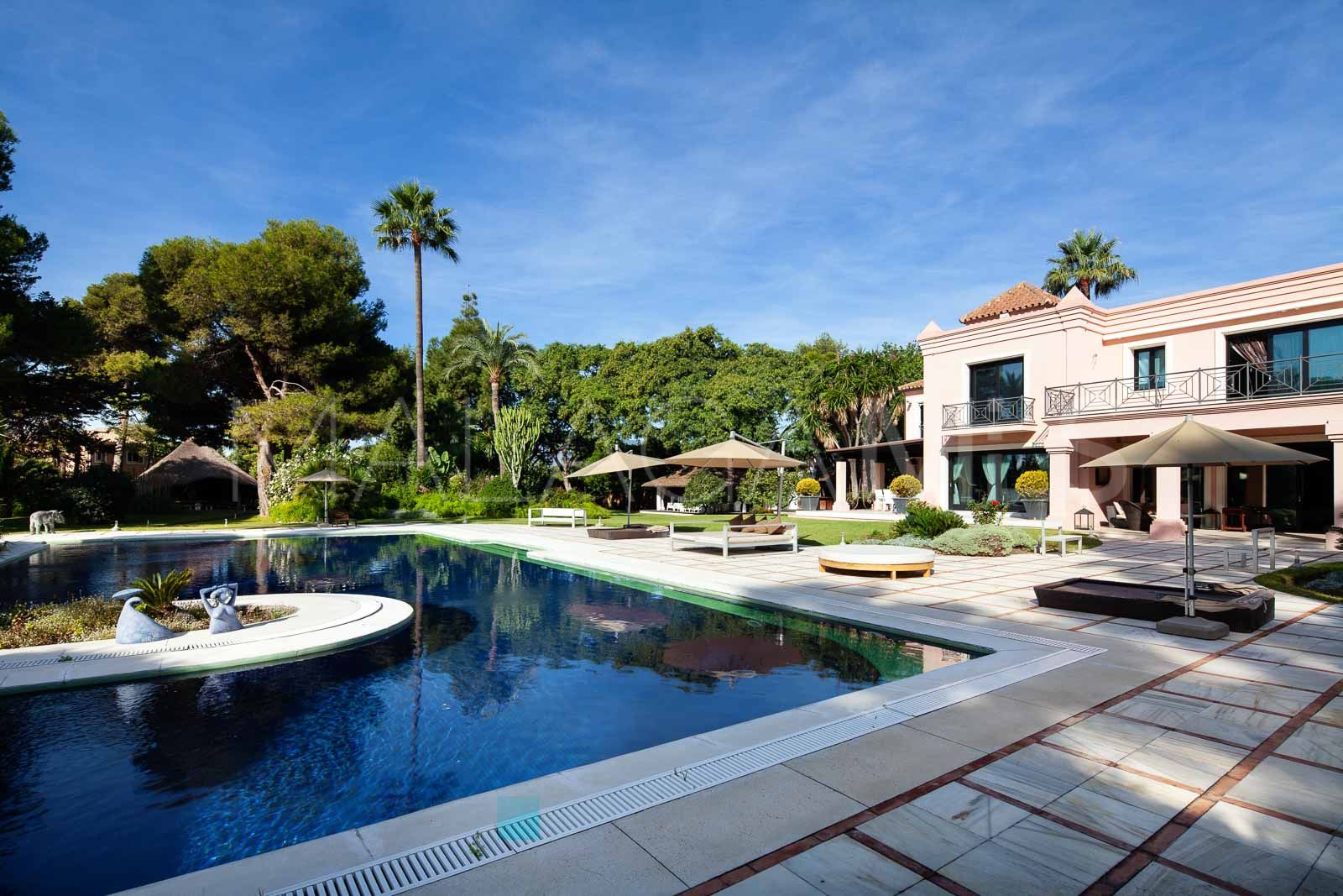 Villa for sale in Estepona