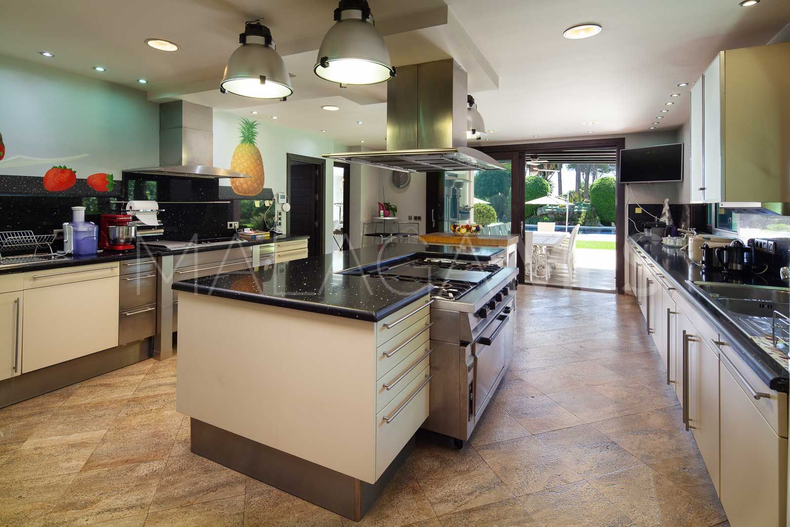 Villa for sale in Estepona