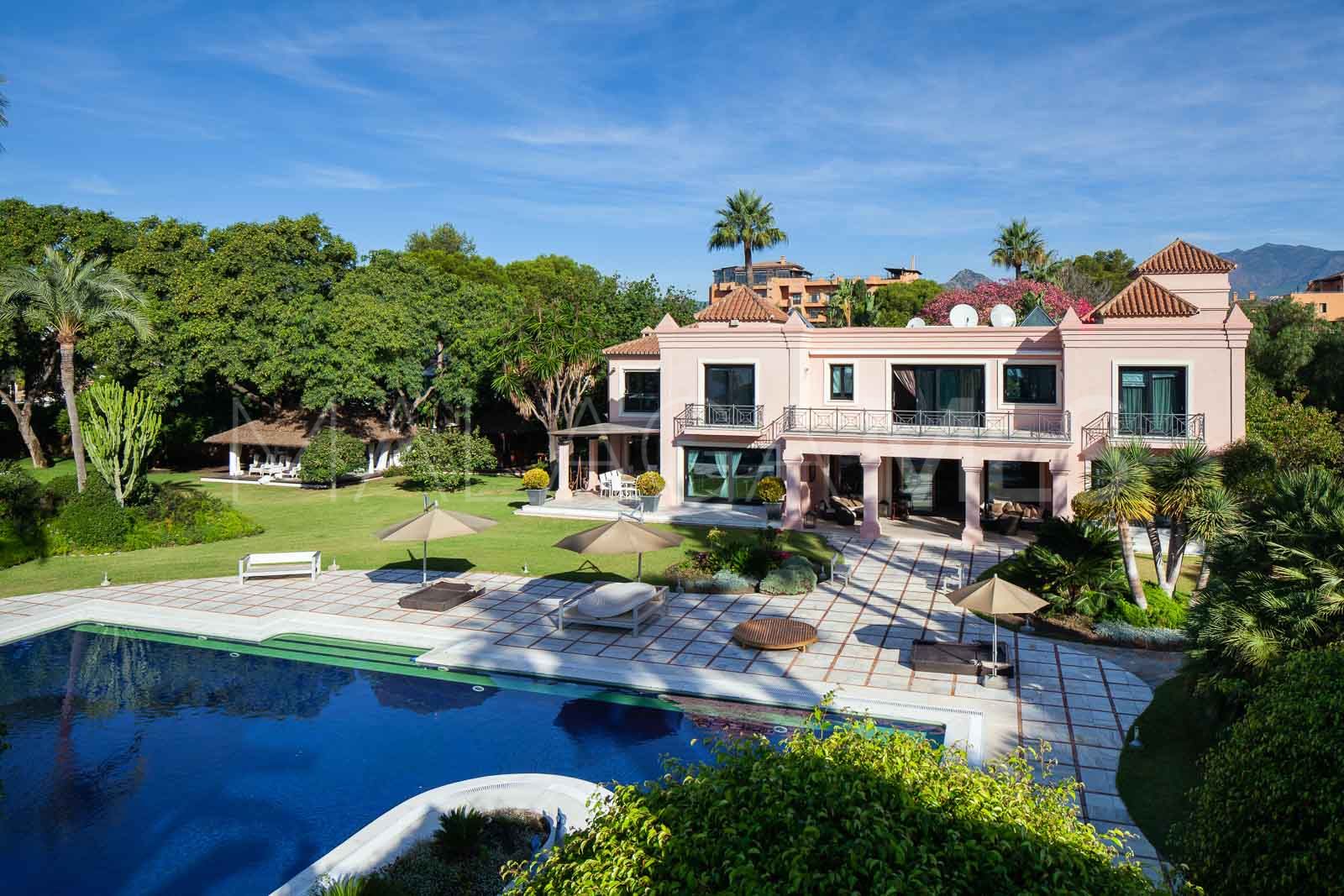 Villa for sale in Estepona