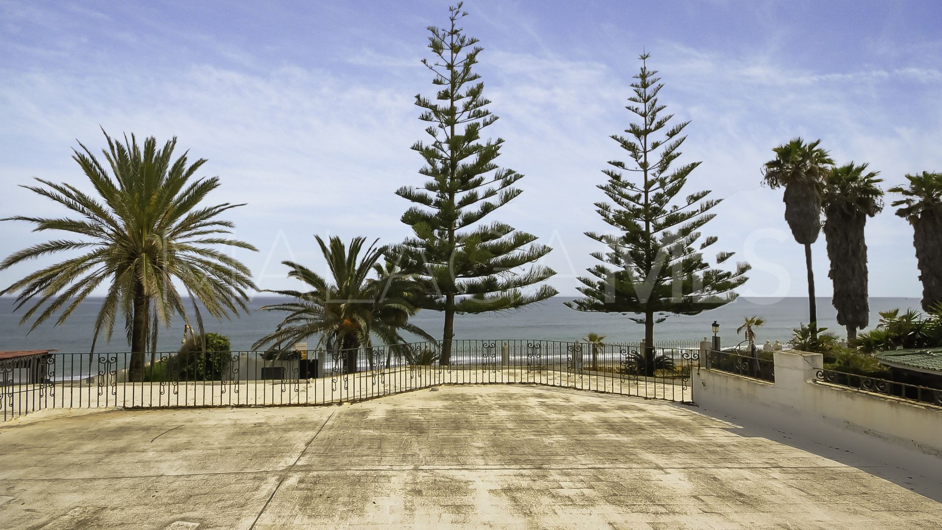 Villa for sale in El Oasis Club