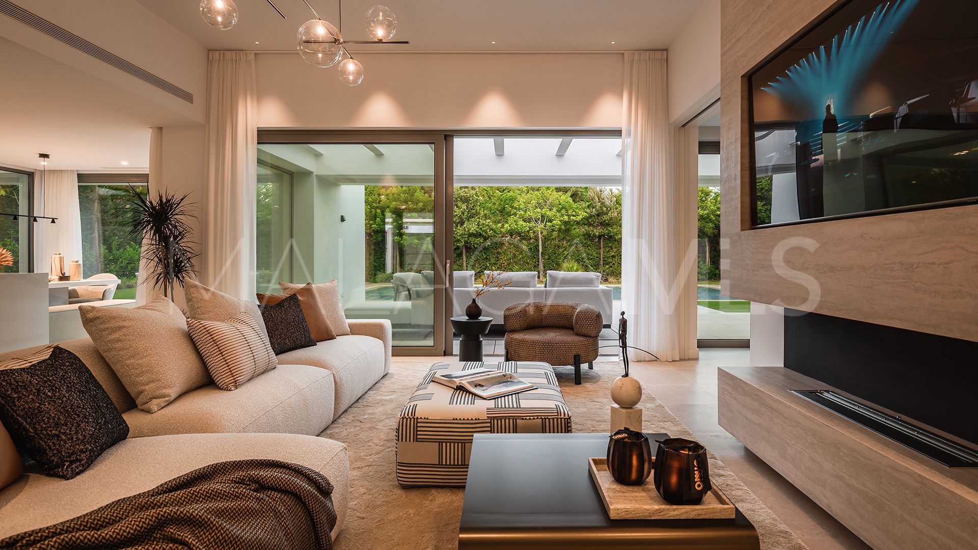 Se vende villa in El Paraiso with 5 bedrooms