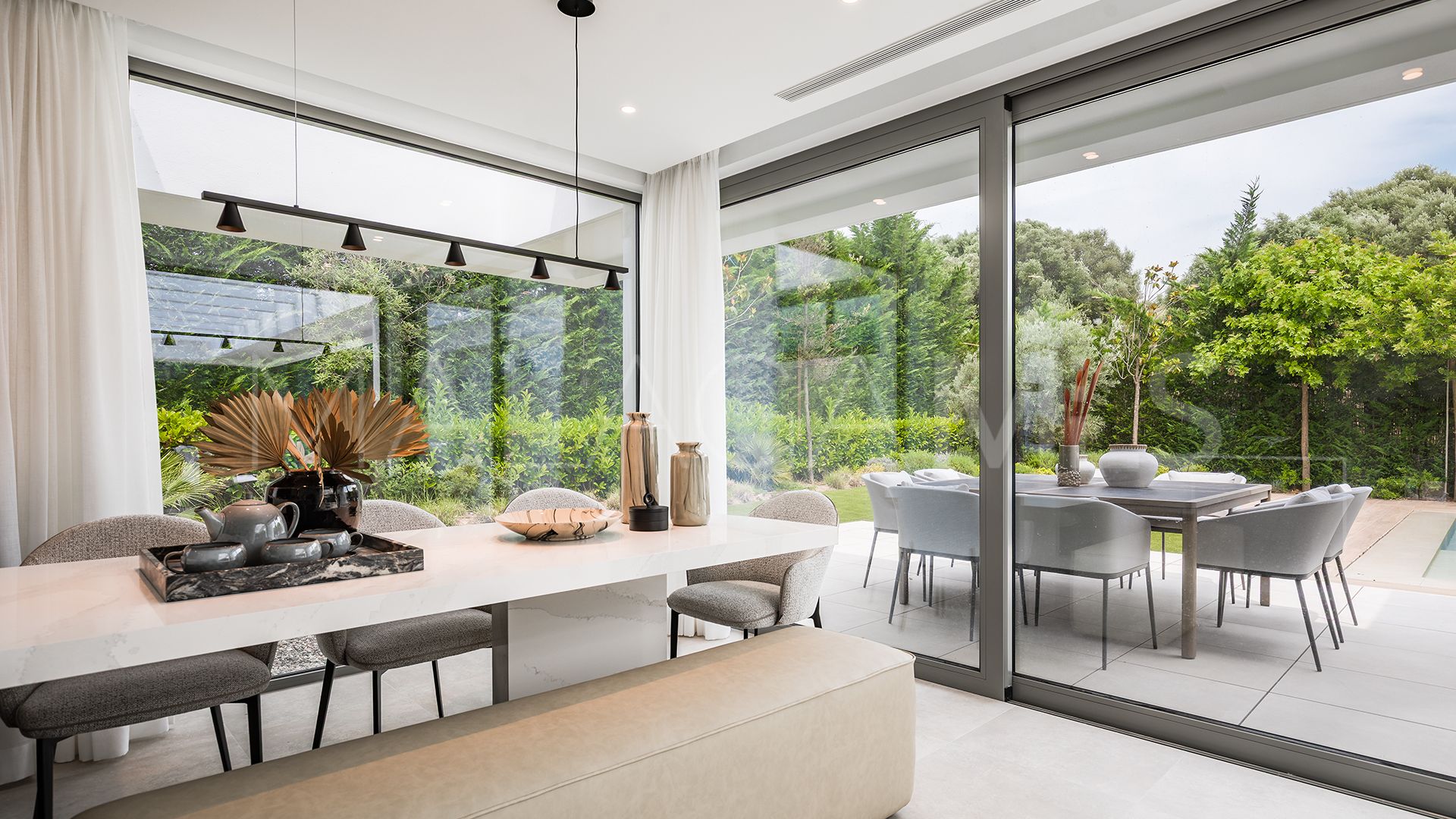 Se vende villa in El Paraiso with 5 bedrooms