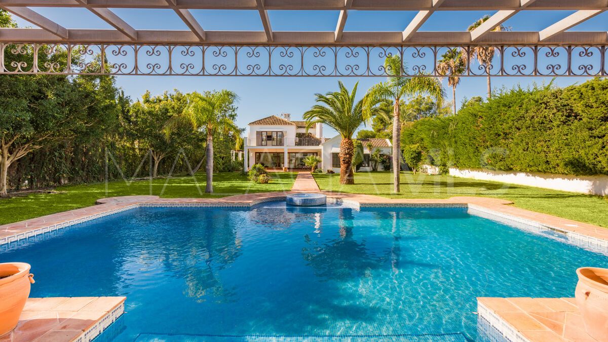 Villa for sale in Guadalmina Baja