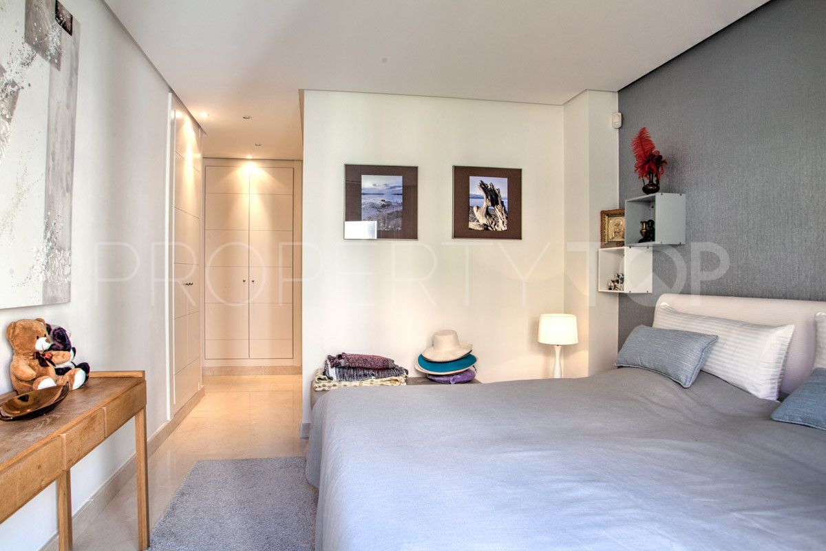 2 bedrooms Nueva Andalucia duplex penthouse for sale