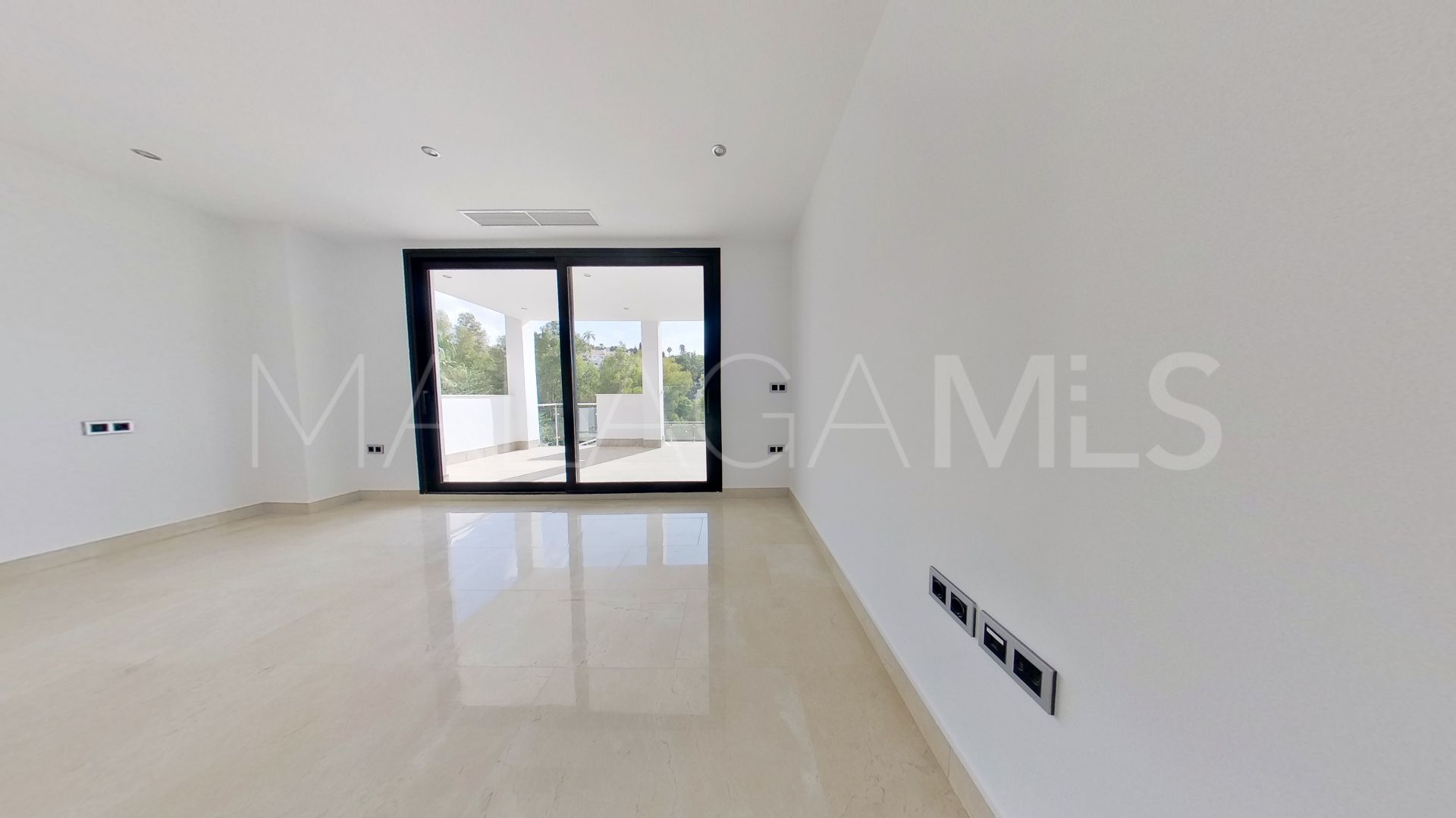 Villa for sale in Benalmadena