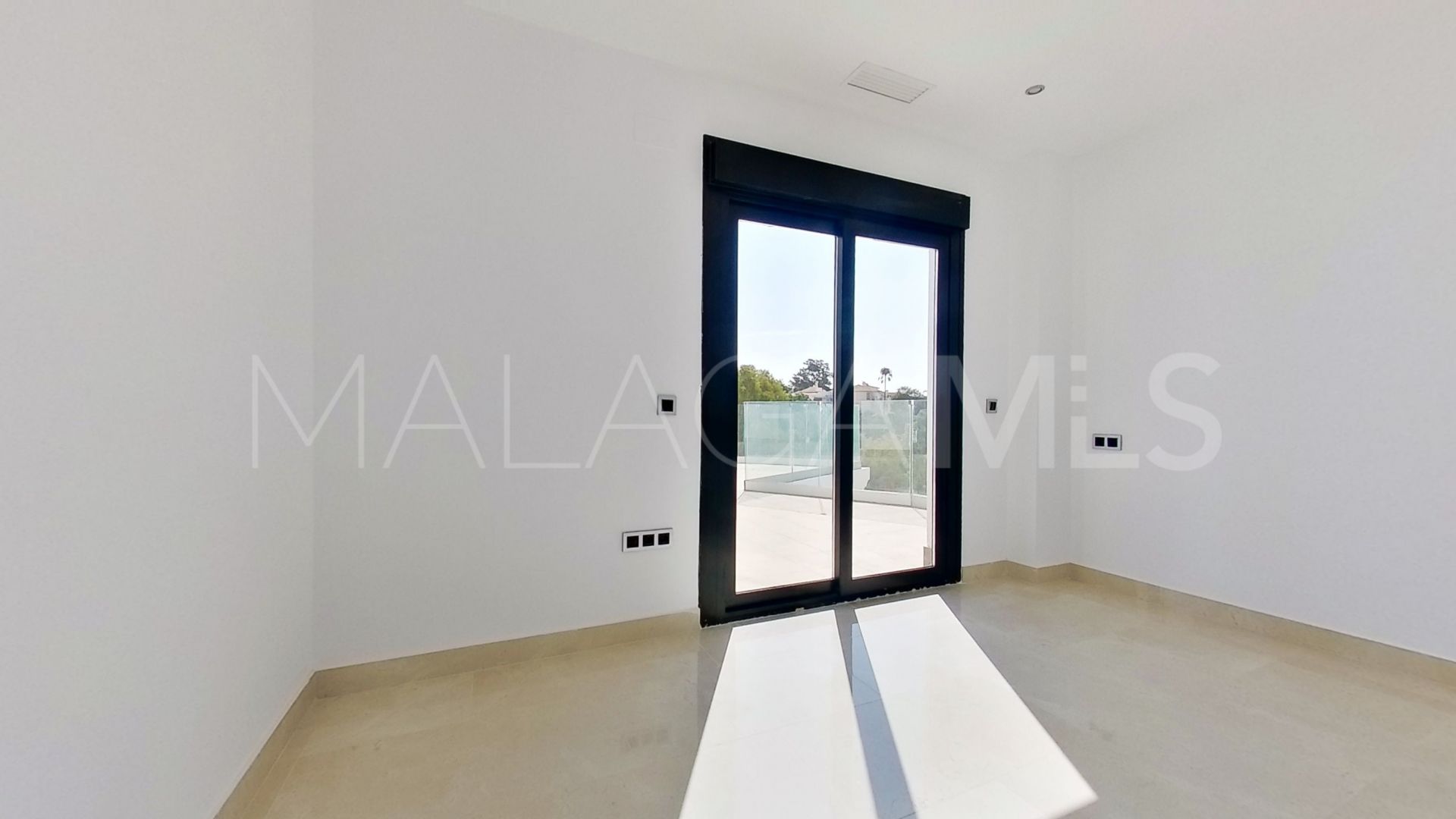 Villa for sale in Benalmadena