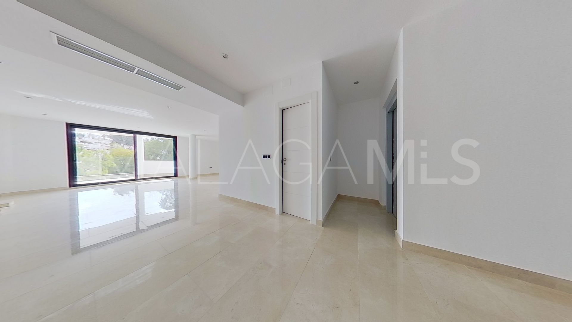 Villa for sale in Benalmadena