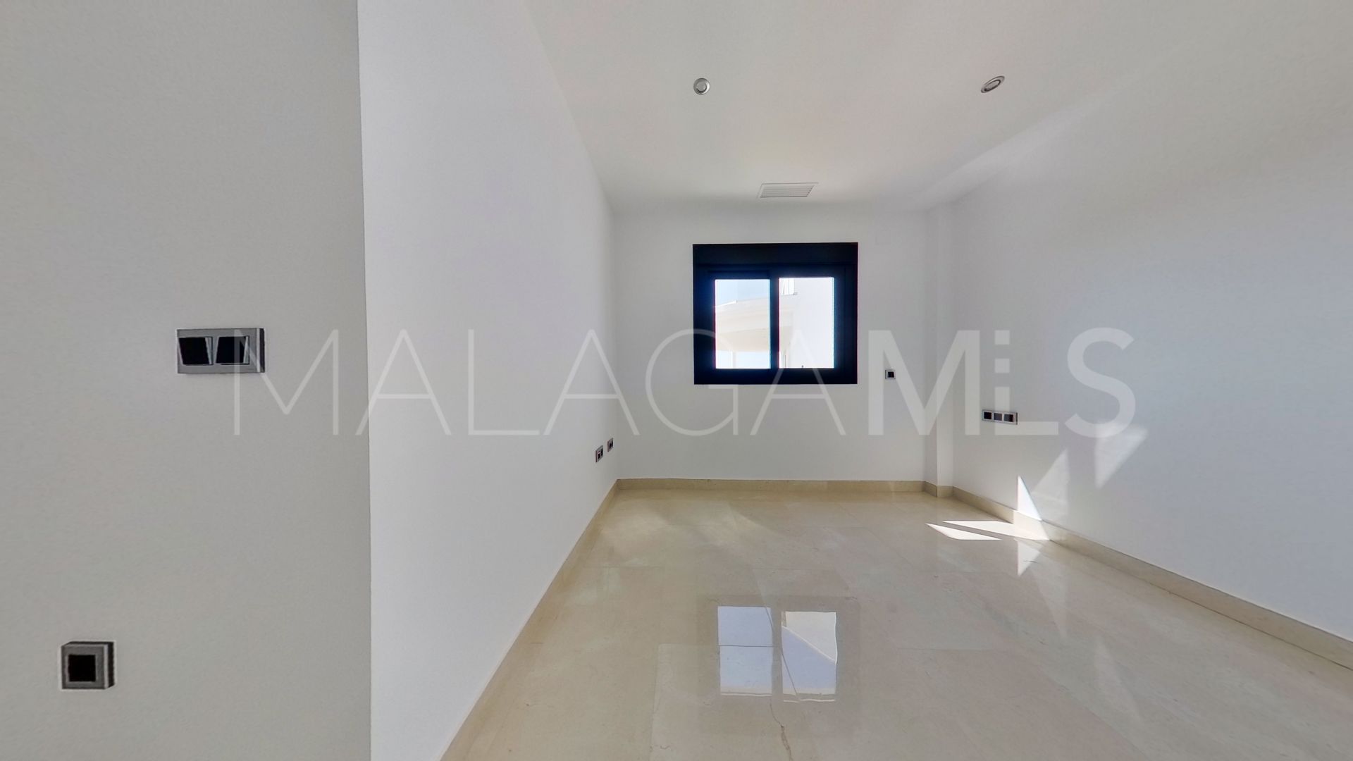 Villa for sale in Benalmadena