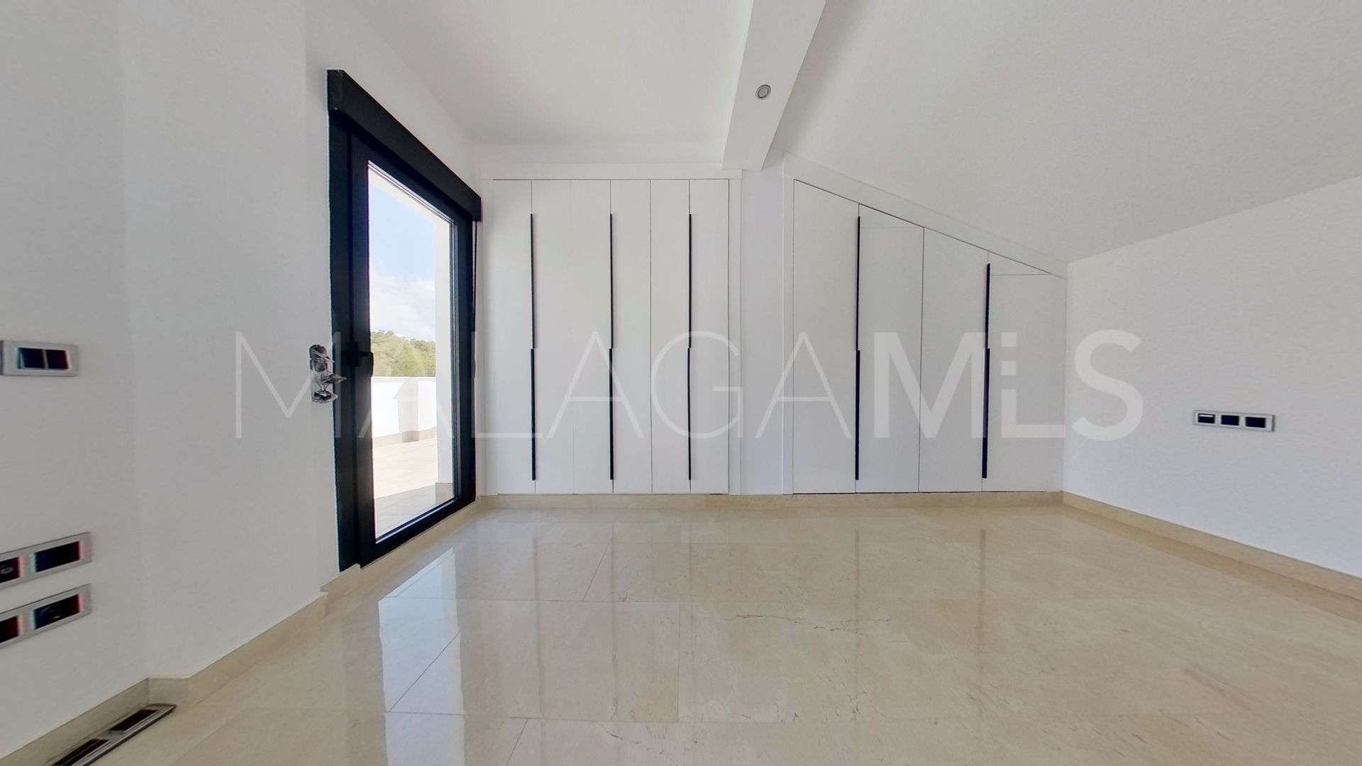 Villa for sale in Benalmadena