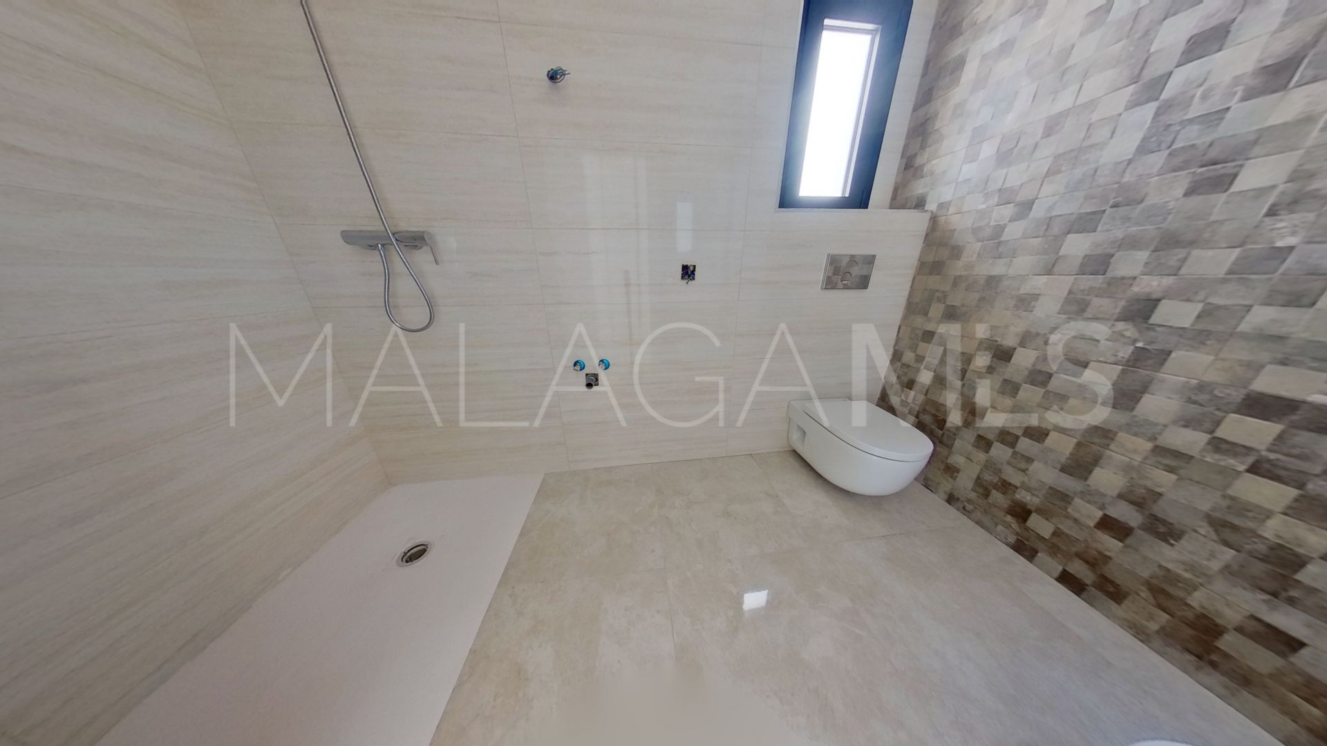 Villa for sale in Benalmadena