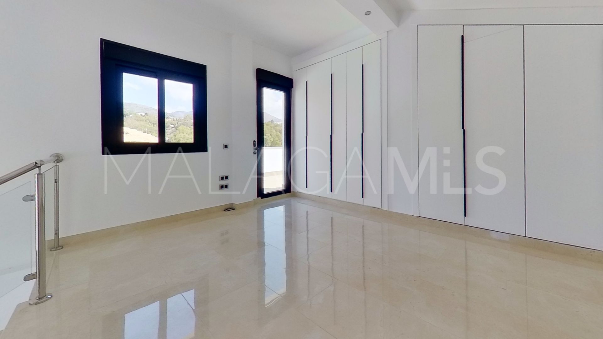 Villa for sale in Benalmadena