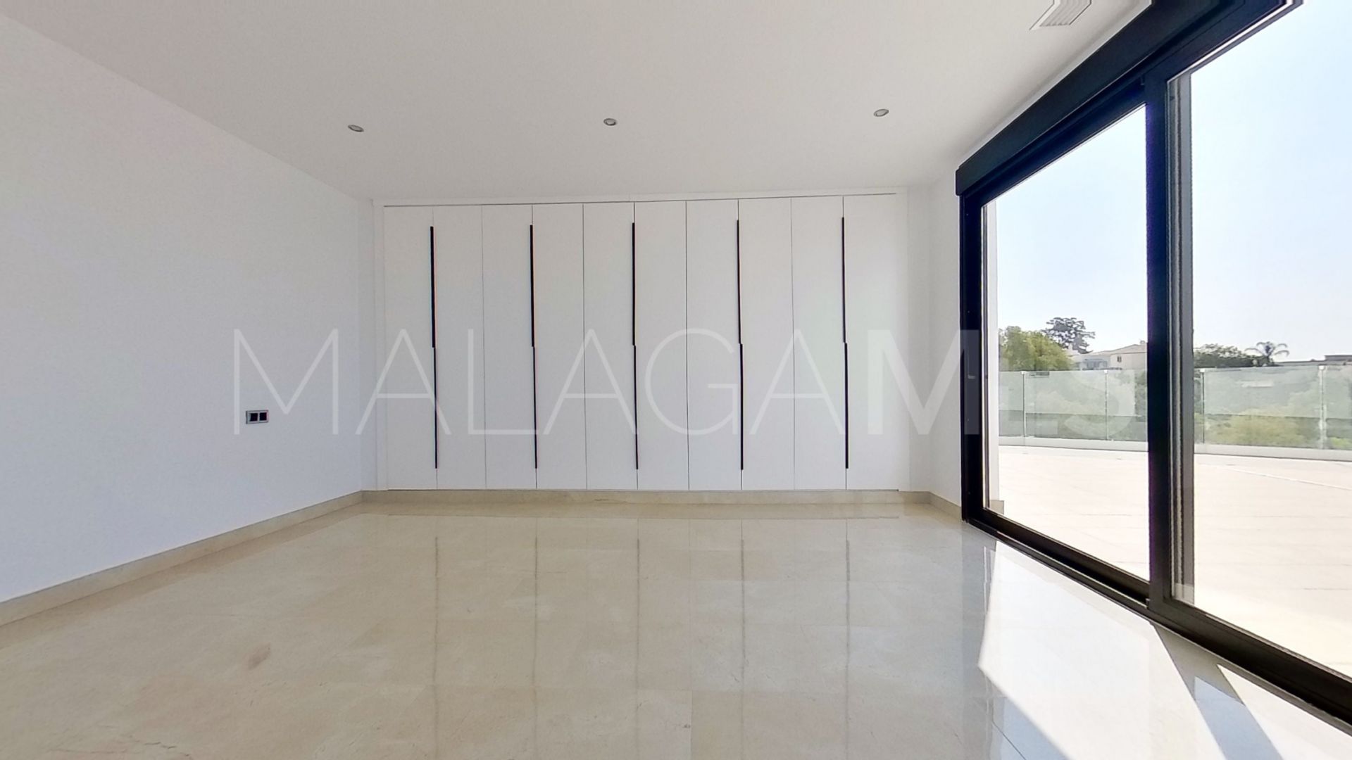 Villa for sale in Benalmadena