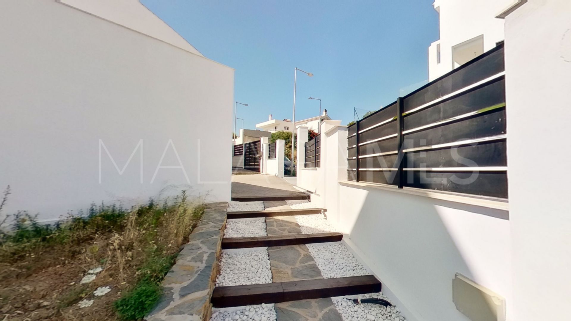 Villa for sale in Benalmadena